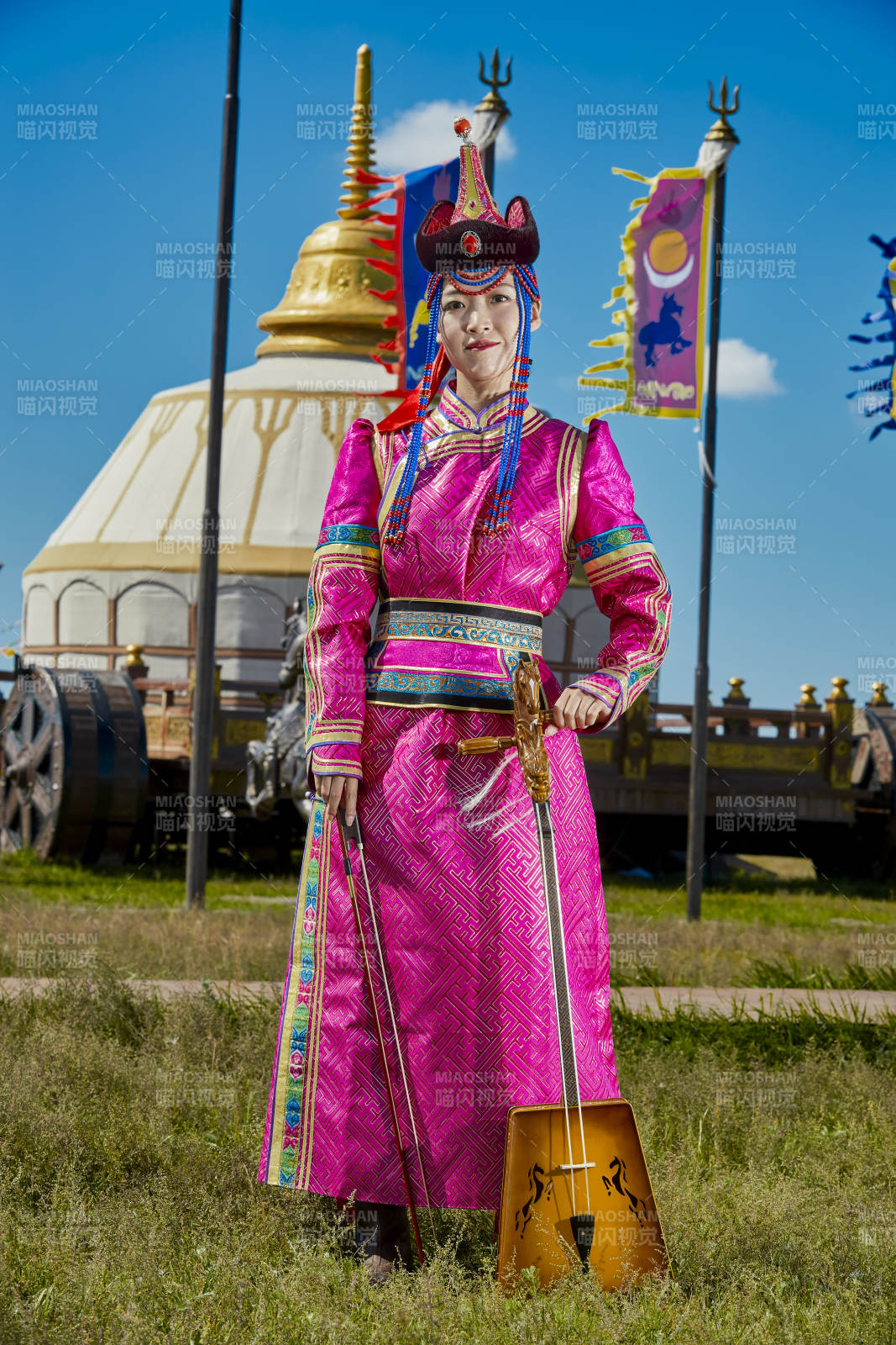 蒙古包前穿蒙古族服飾拉馬頭琴的蒙族女樂手