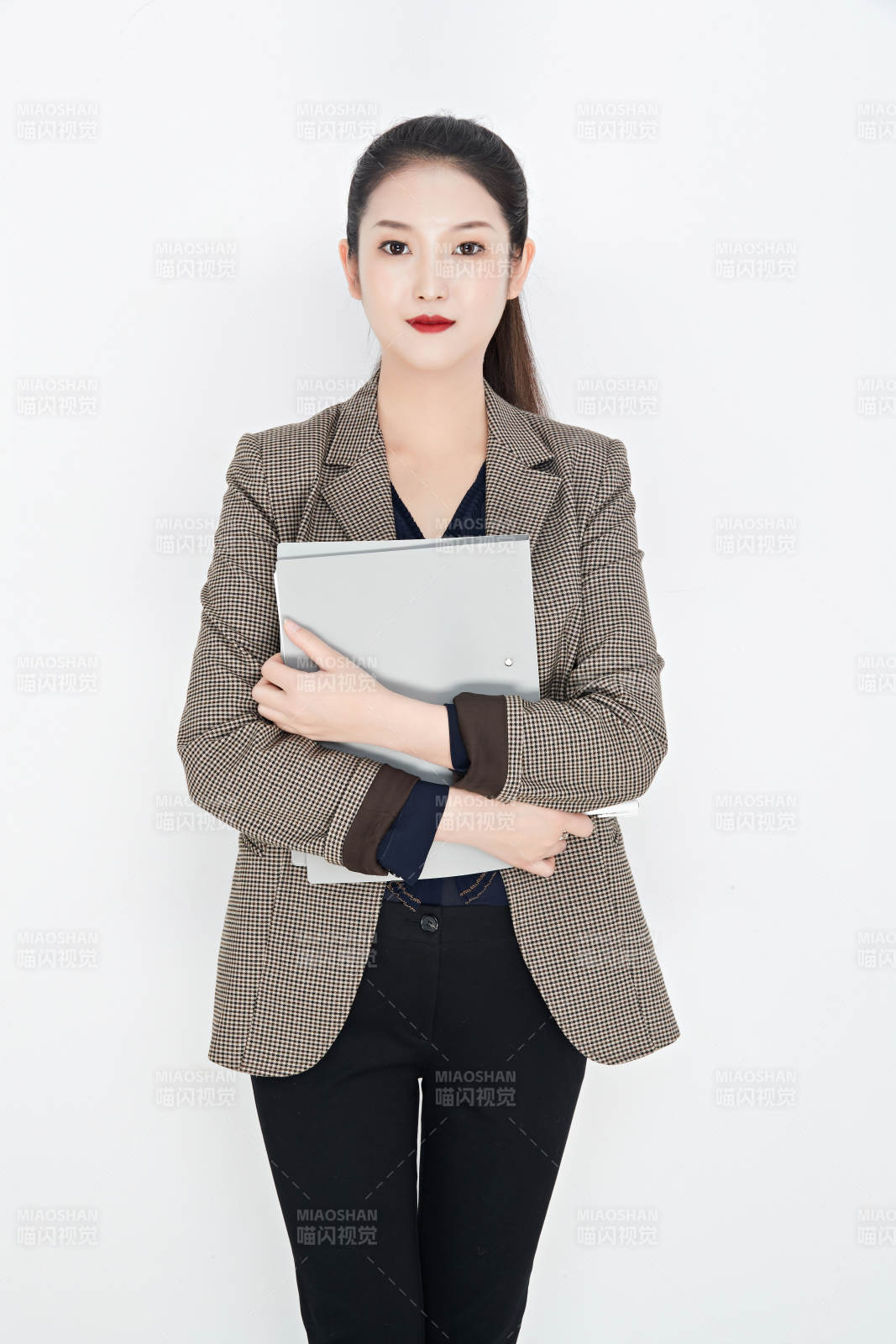 白色背景下的美麗商務(wù)女性肖像