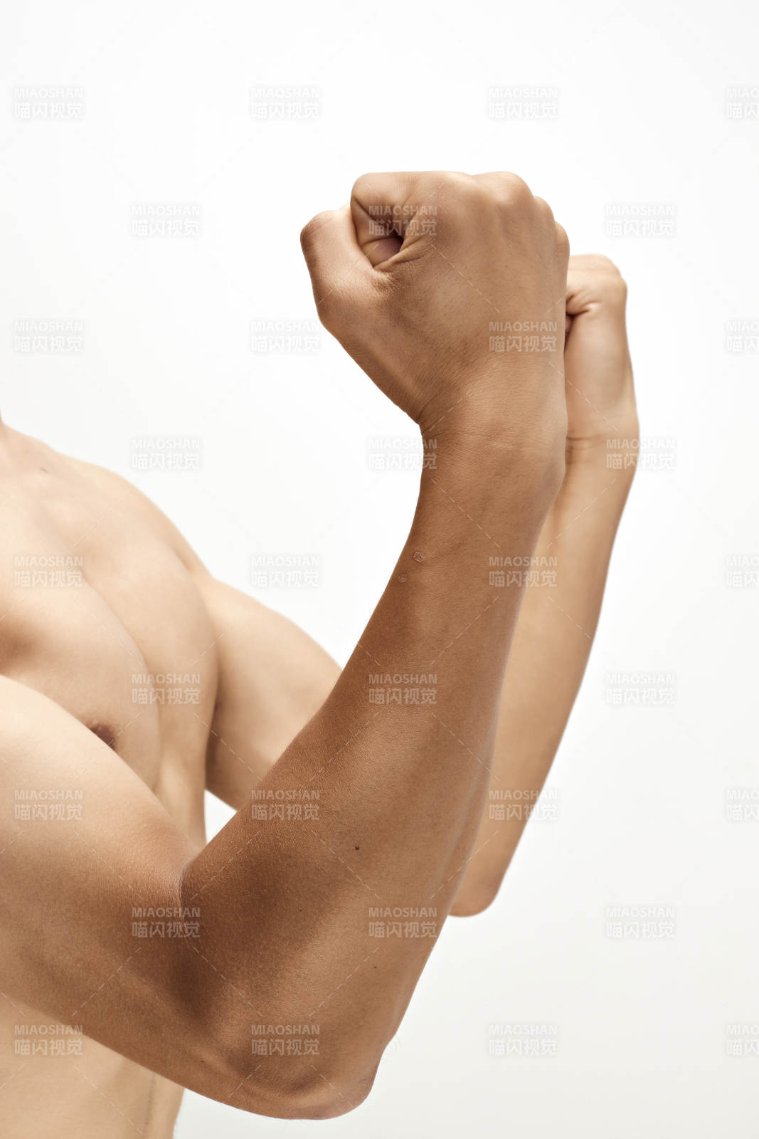 白色背景下展示肱二頭肌的亞洲健身男性