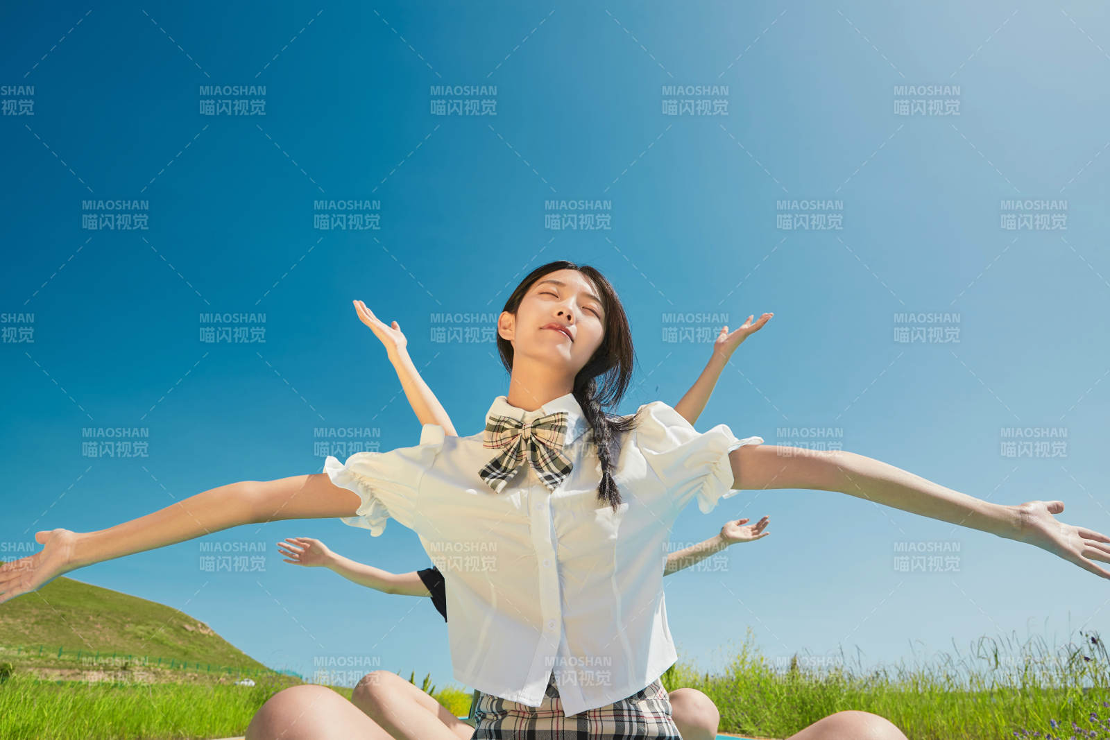 夏日湖邊彩色公路上的亞洲少女