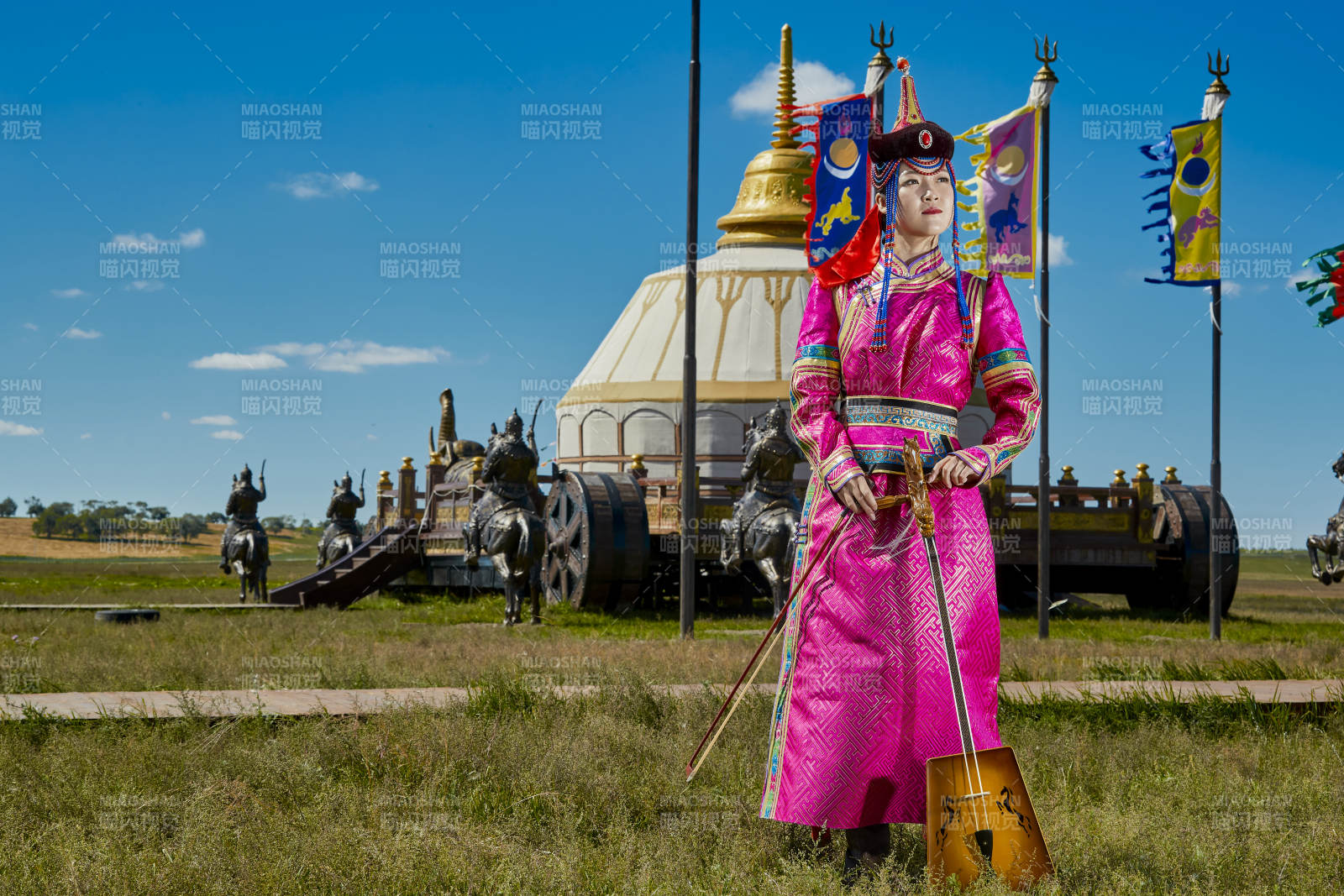 蒙古包前穿蒙古族服飾拉馬頭琴的蒙族女樂手