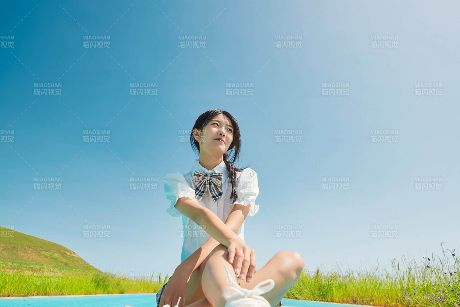 夏日湖邊彩色公路上的亞洲少女