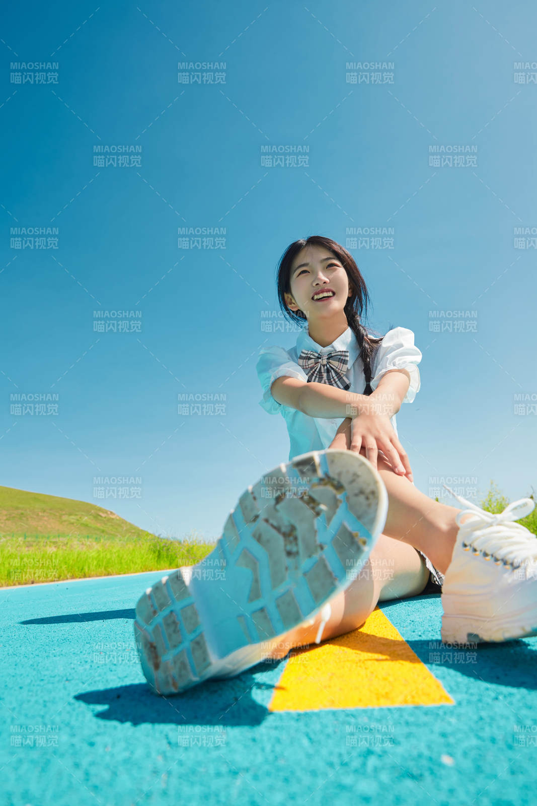 夏日湖邊彩色公路上的亞洲少女