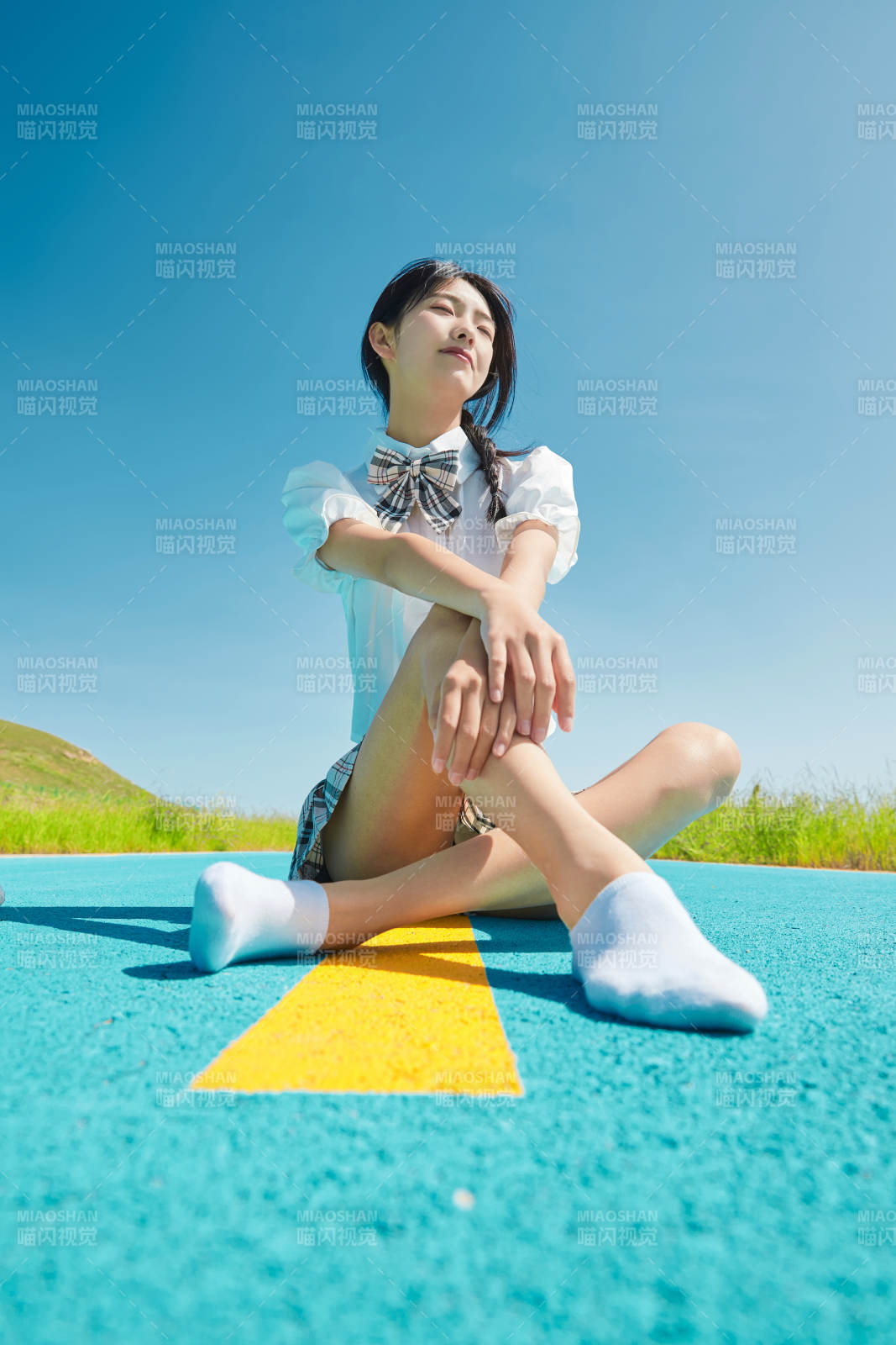 夏日湖邊彩色公路上的亞洲少女