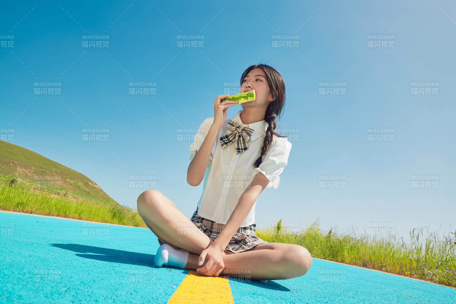 夏日戶外湖邊彩色公路上玩耍吃西瓜的少女