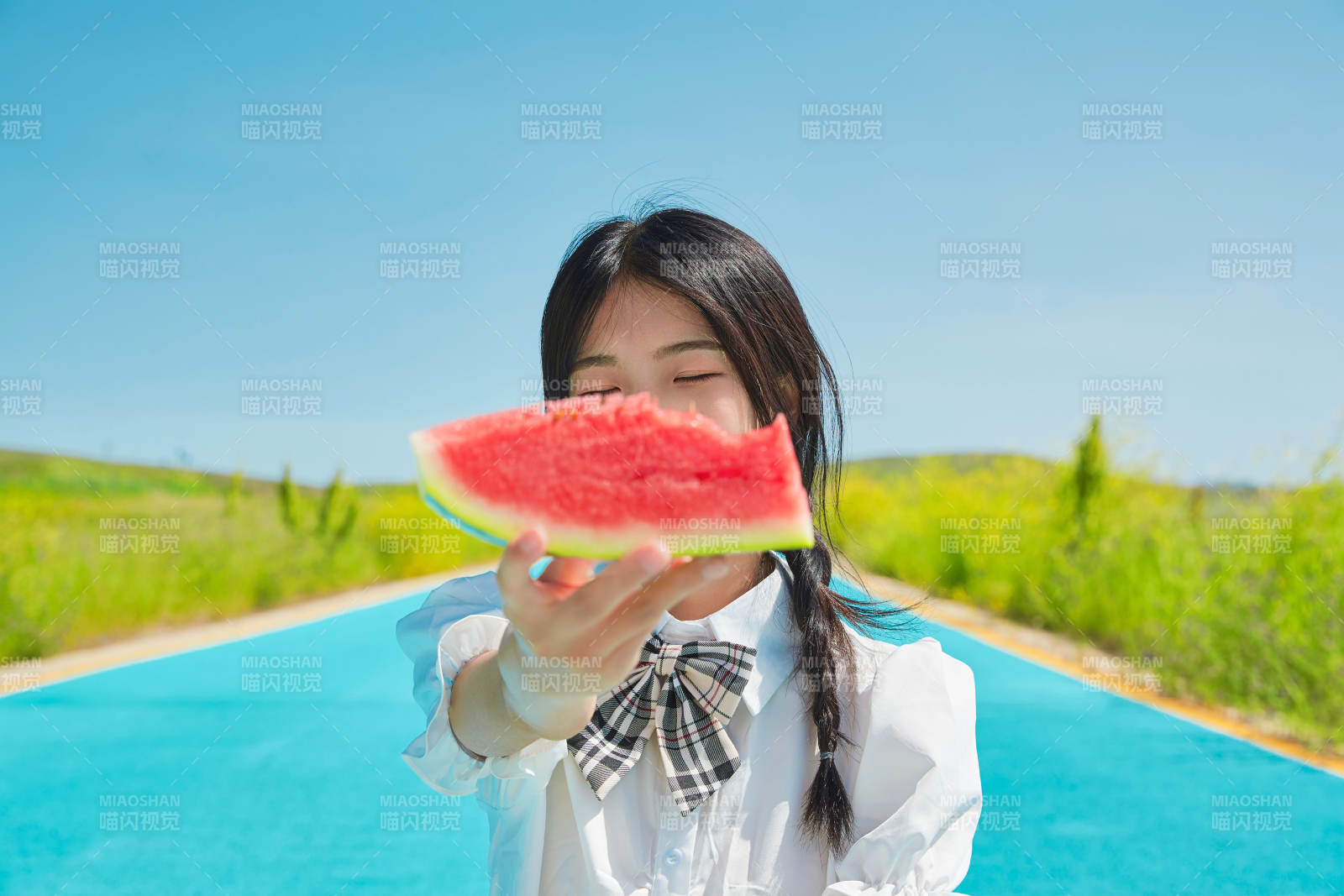 夏日戶外湖邊彩色公路上玩耍吃西瓜的少女