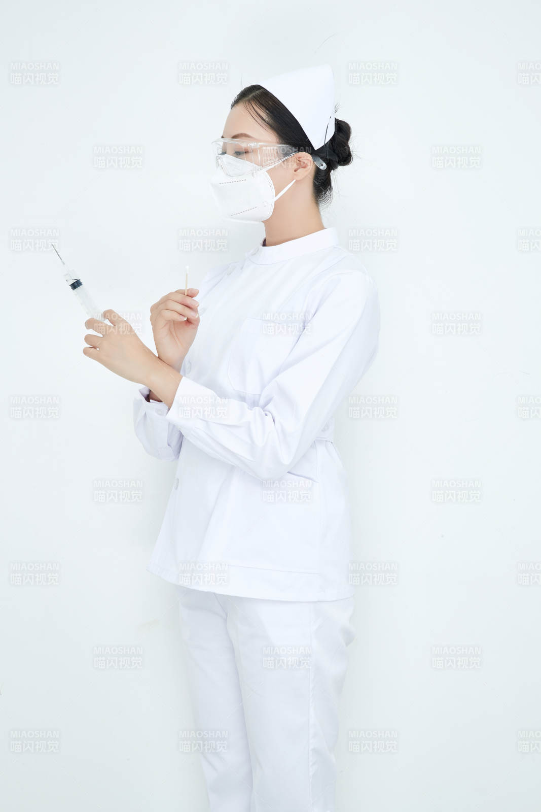 穿護士服戴口罩手執針筒的年輕女護士
