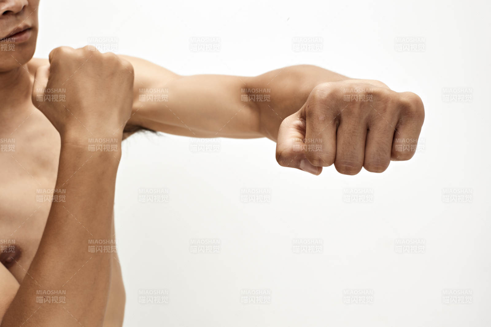 白色背景下演示自由搏擊動作的亞洲功夫男性