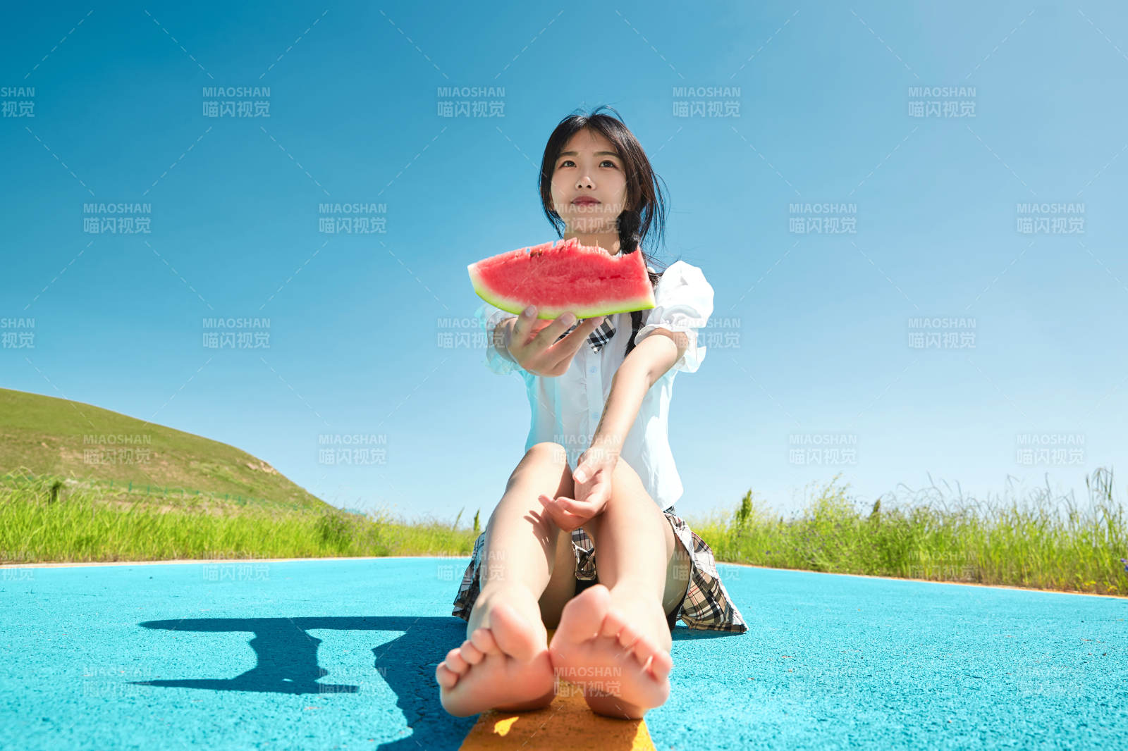 夏日戶外湖邊彩色公路上玩耍吃西瓜的少女