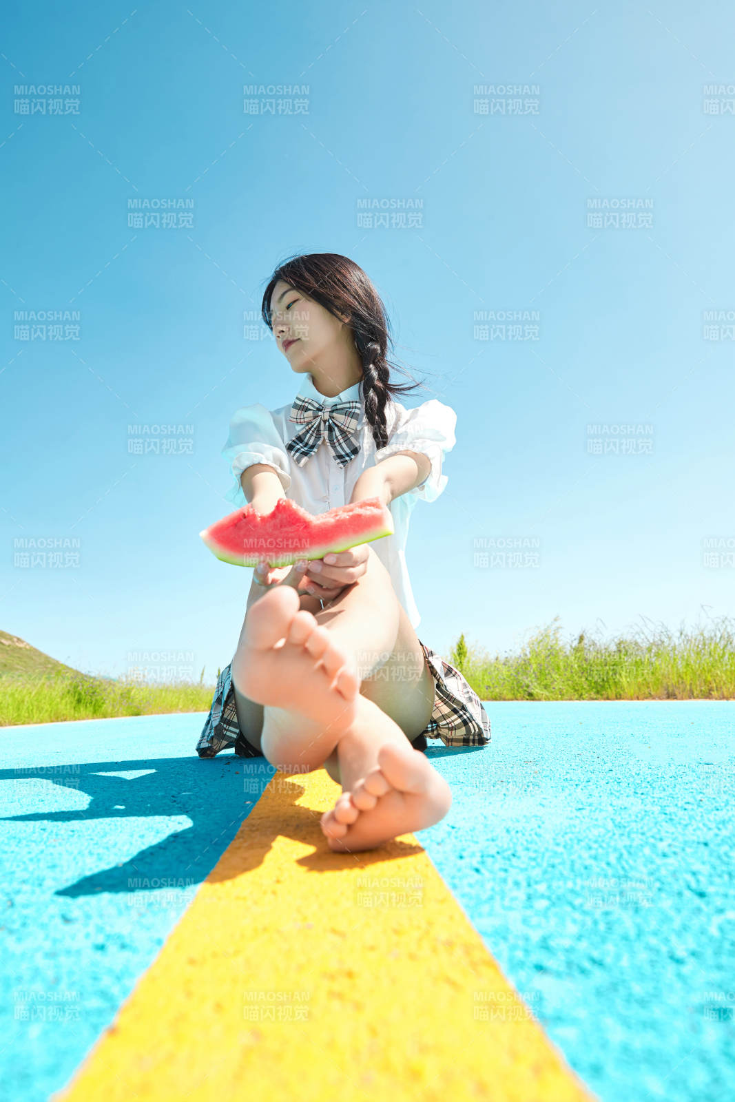 夏日戶外湖邊彩色公路上玩耍吃西瓜的少女