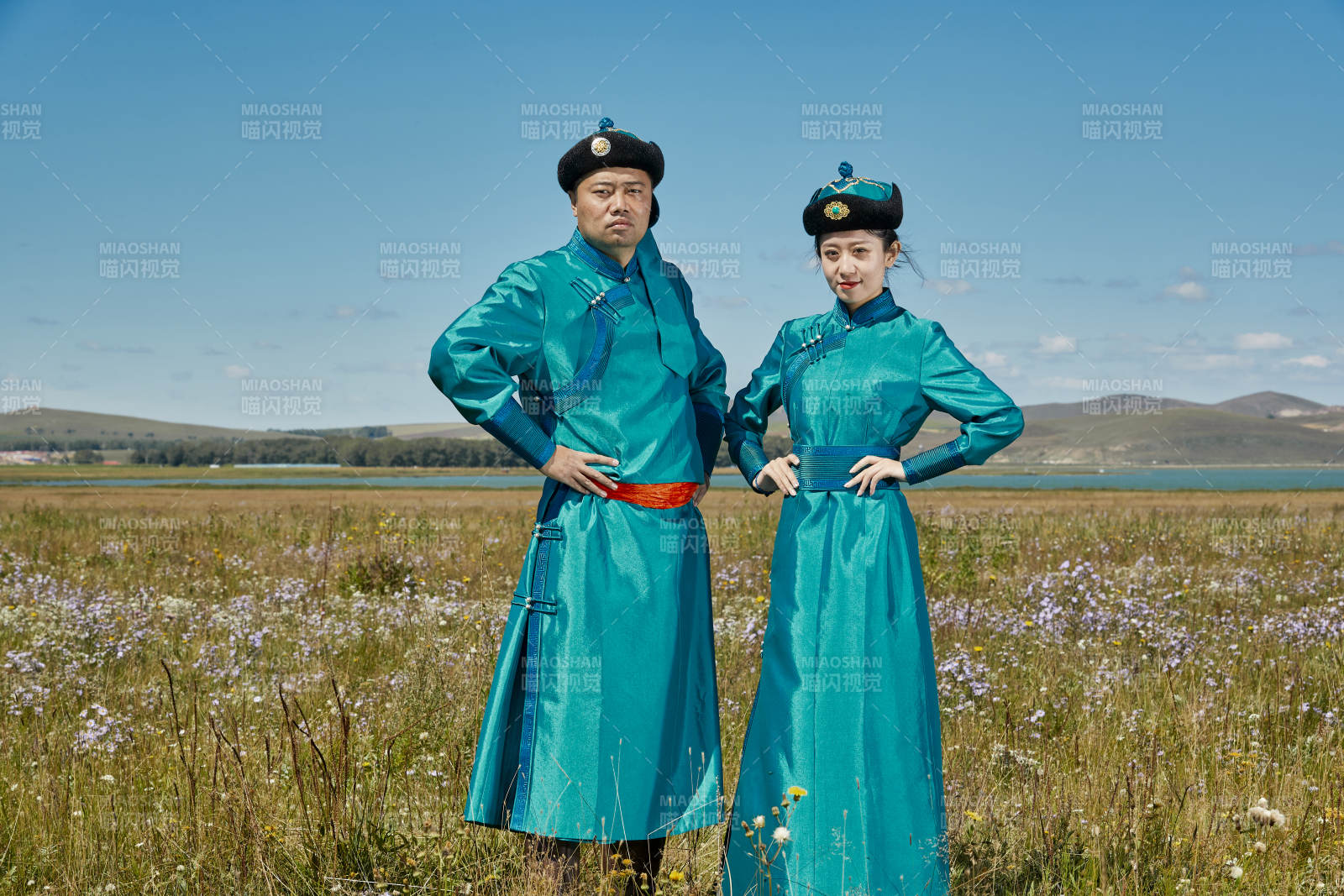 草原上蒙古包前穿蒙古族傳統服飾的年輕夫妻