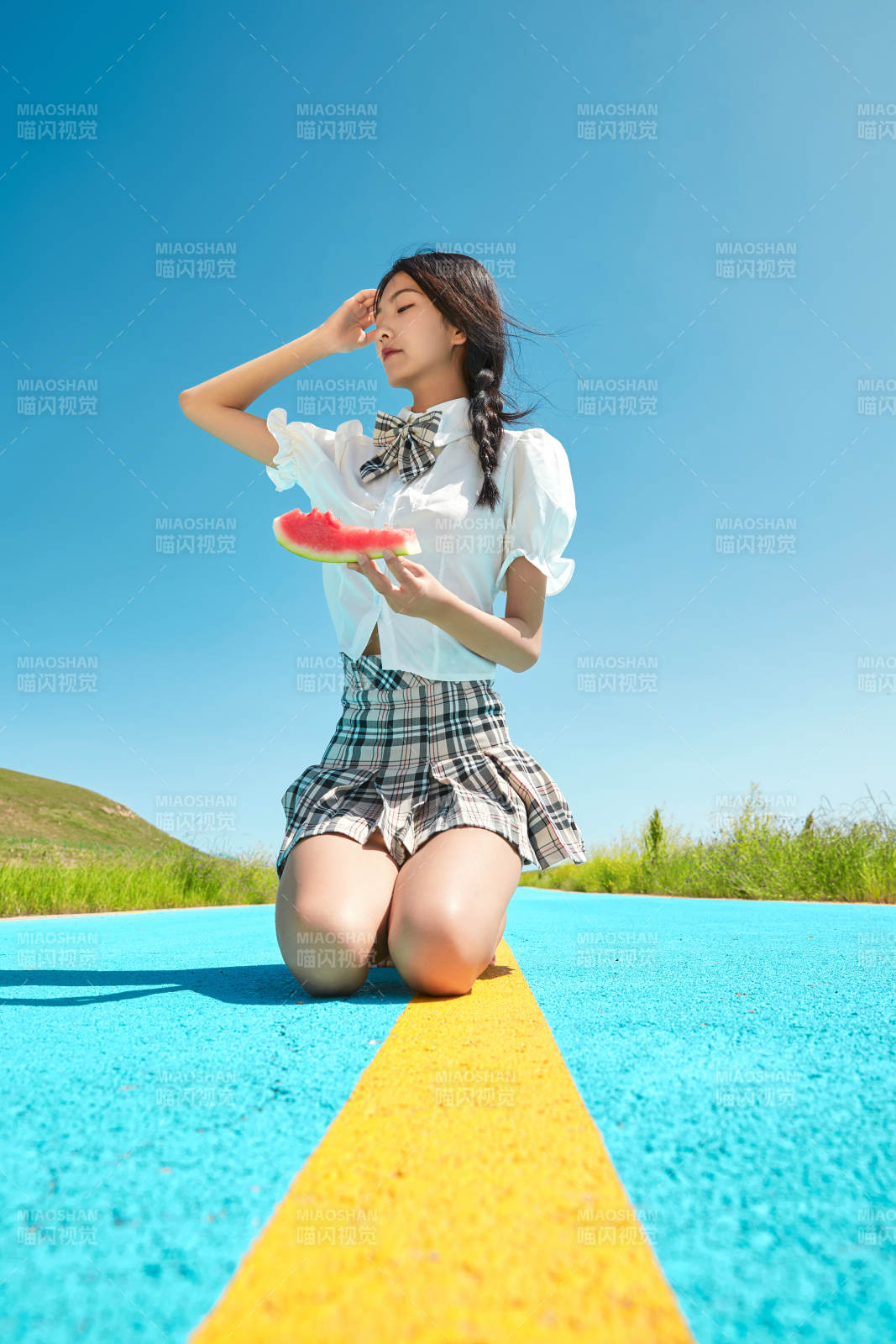 夏日戶外湖邊彩色公路上玩耍吃西瓜的少女