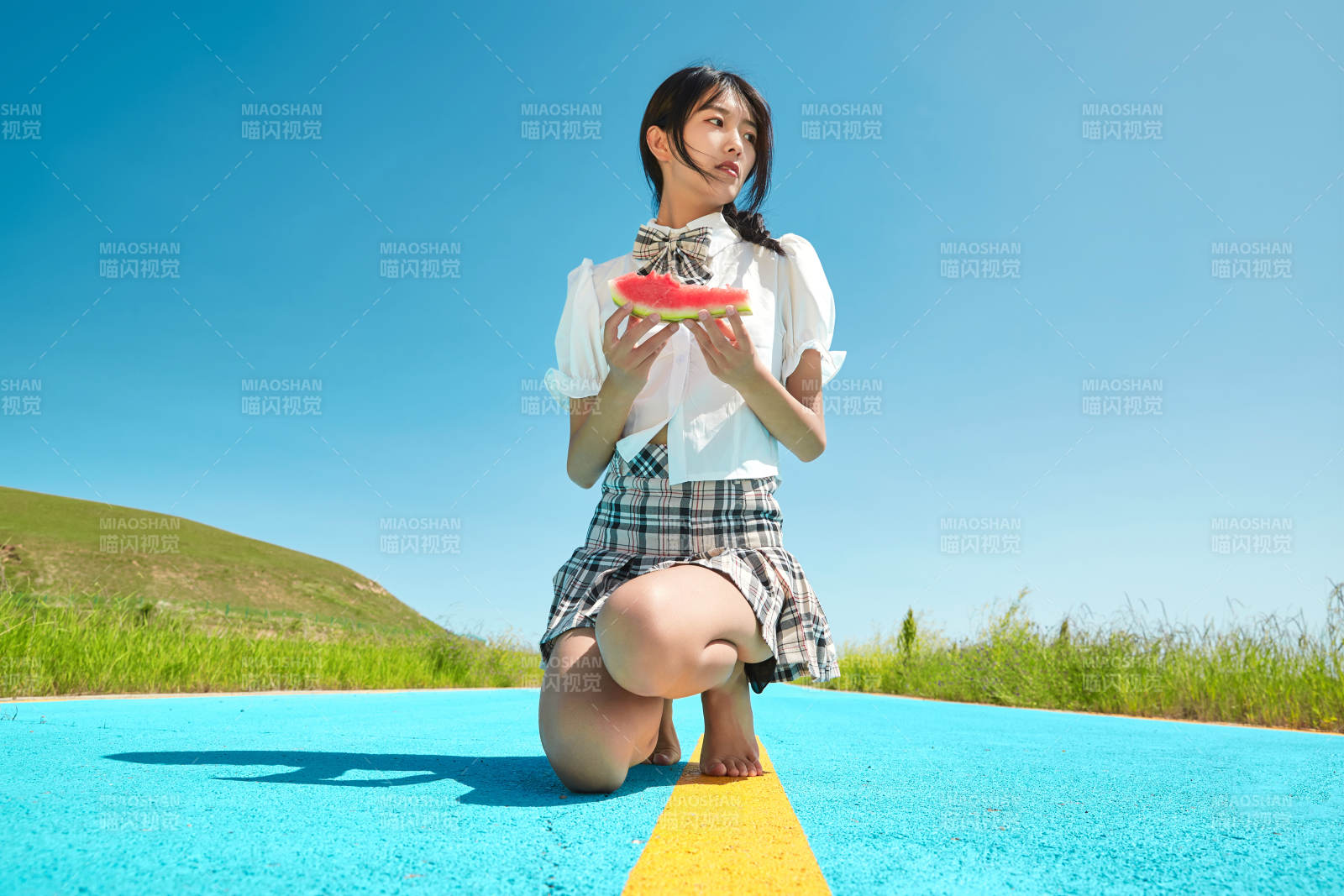 夏日戶外湖邊彩色公路上玩耍吃西瓜的少女