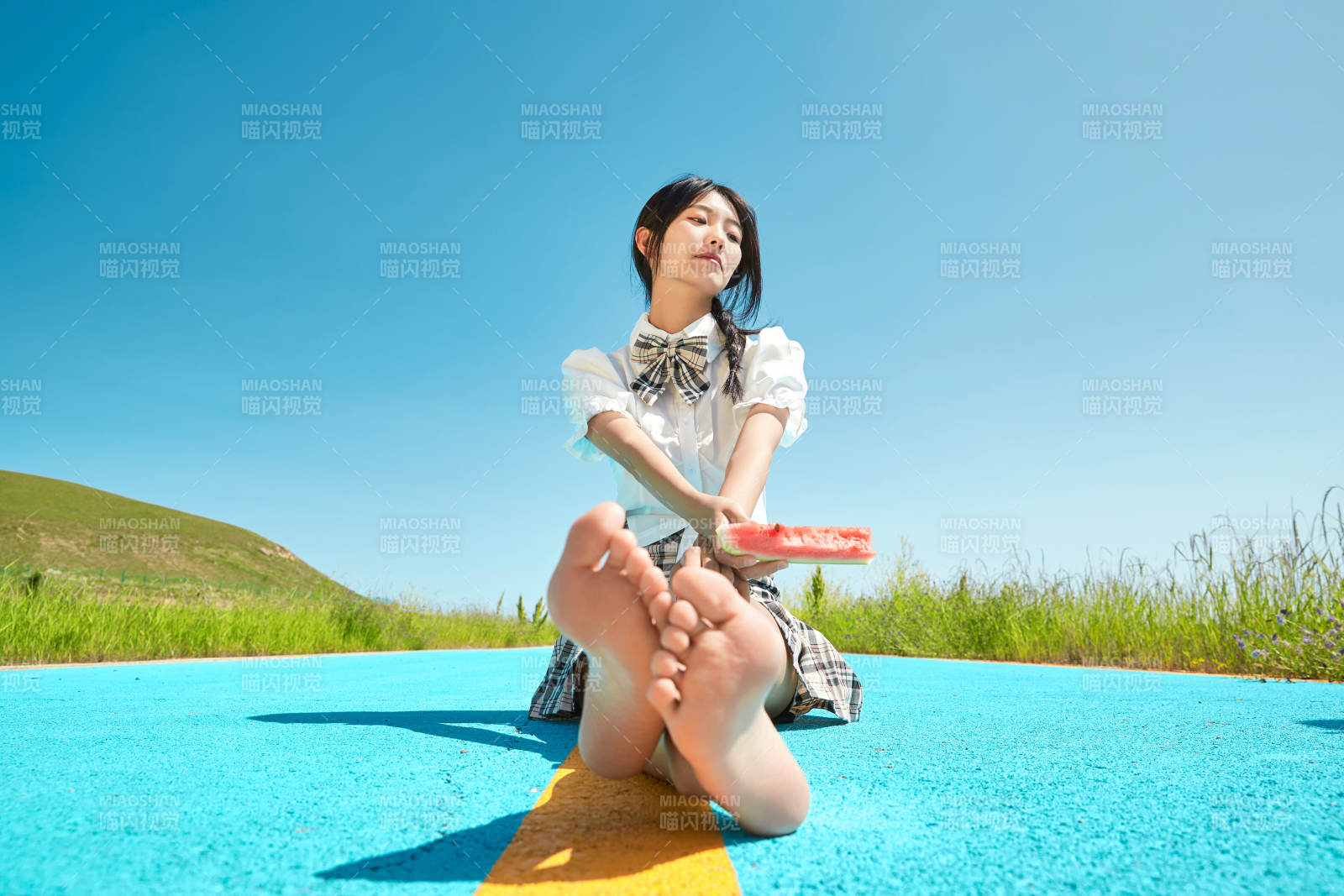 夏日戶外湖邊彩色公路上玩耍吃西瓜的少女