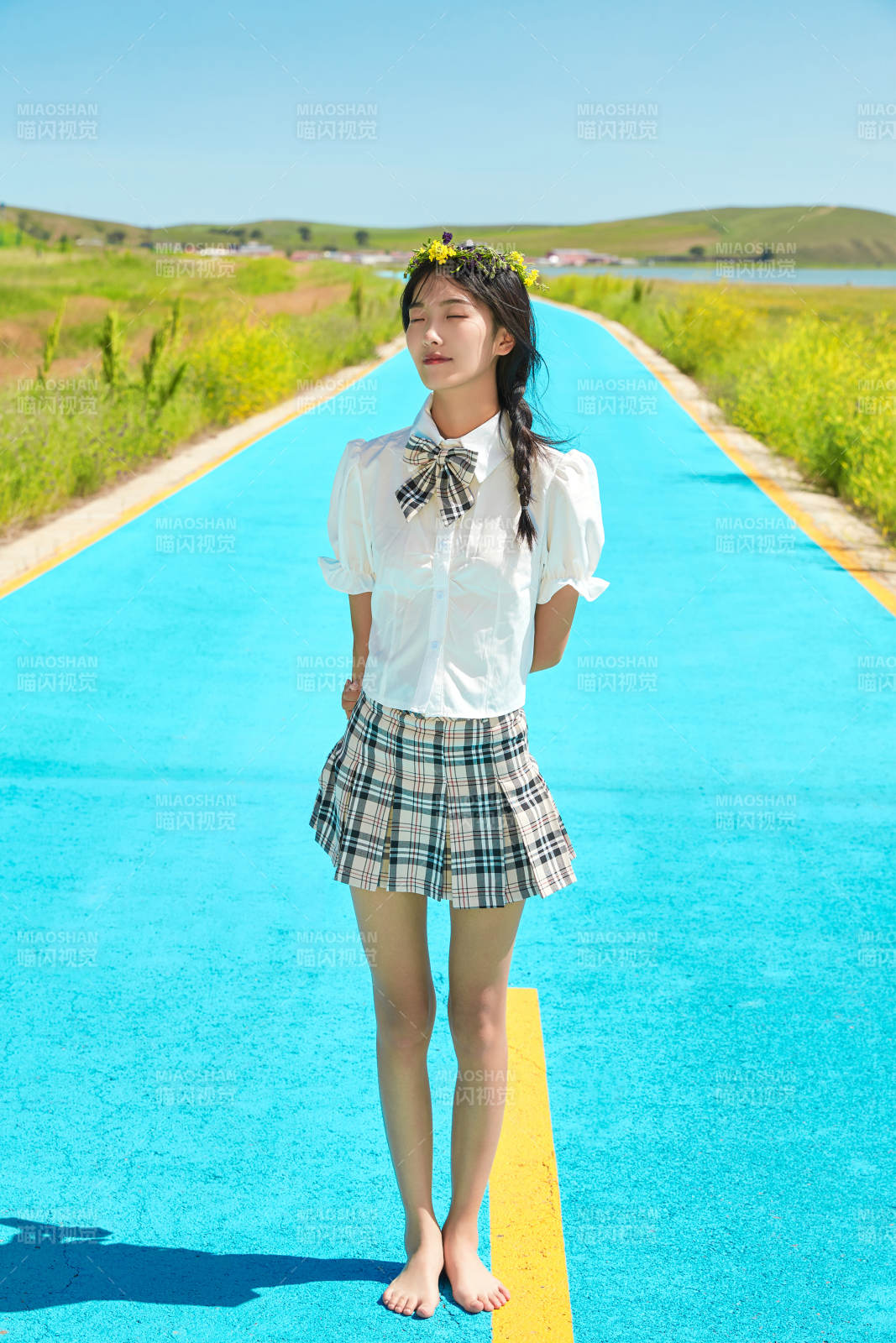 夏日戶外湖邊彩色公路上玩耍吃西瓜的少女