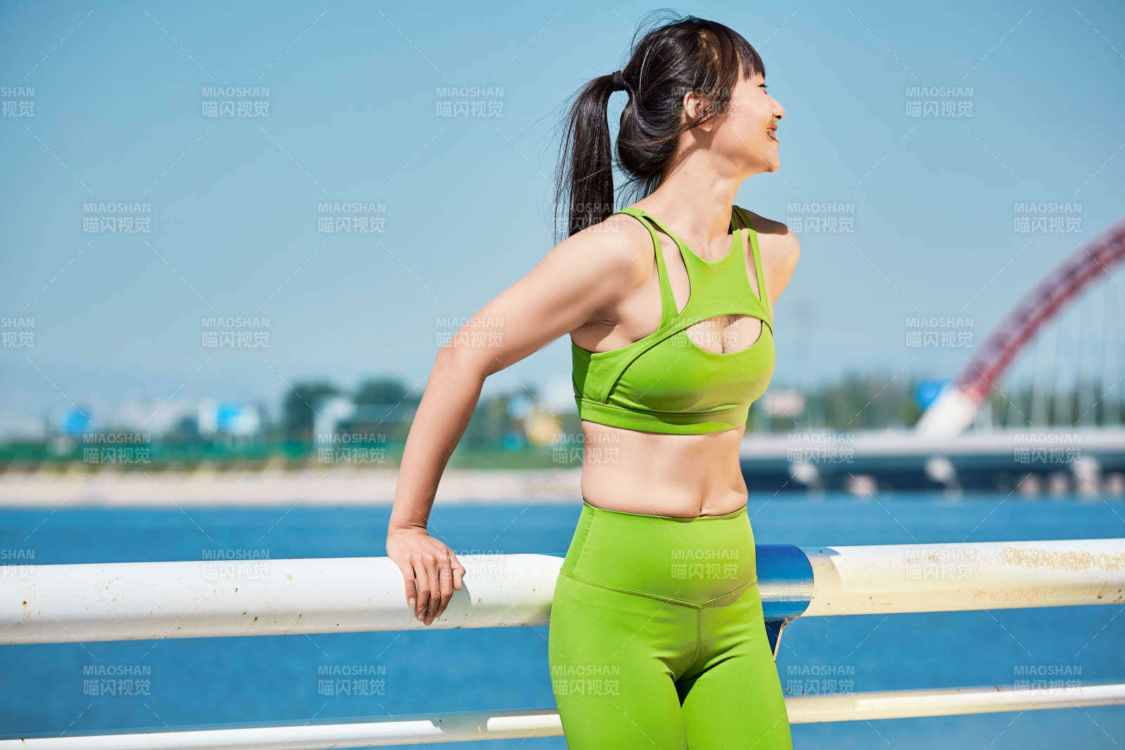 戶外河畔公園做拉伸有氧運動的亞洲女性