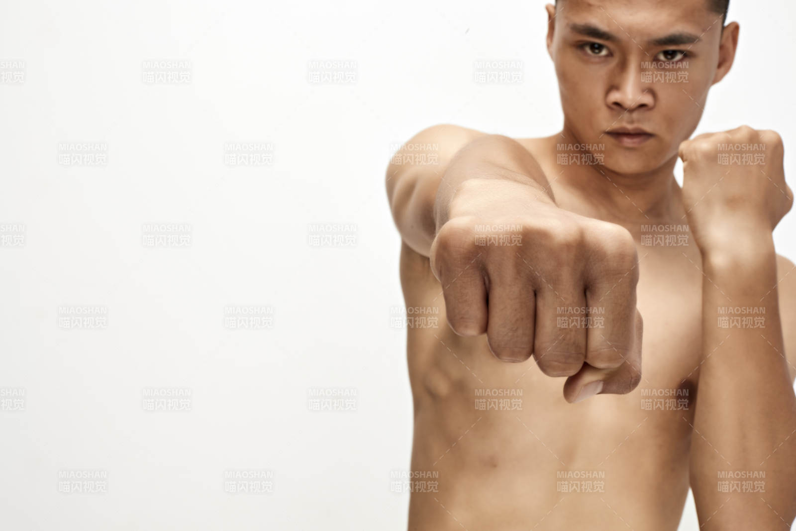 白色背景下演示自由搏擊動作的亞洲功夫男性
