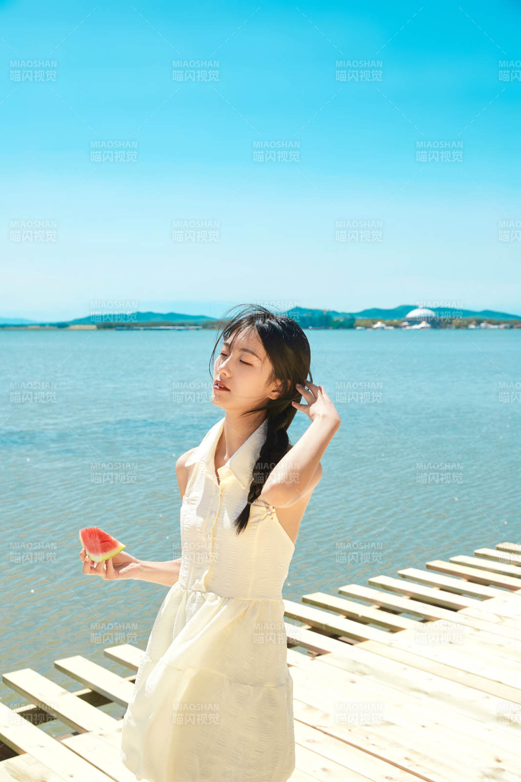 夏日戶(hù)外湖邊彩色公路上玩耍吃西瓜的少女