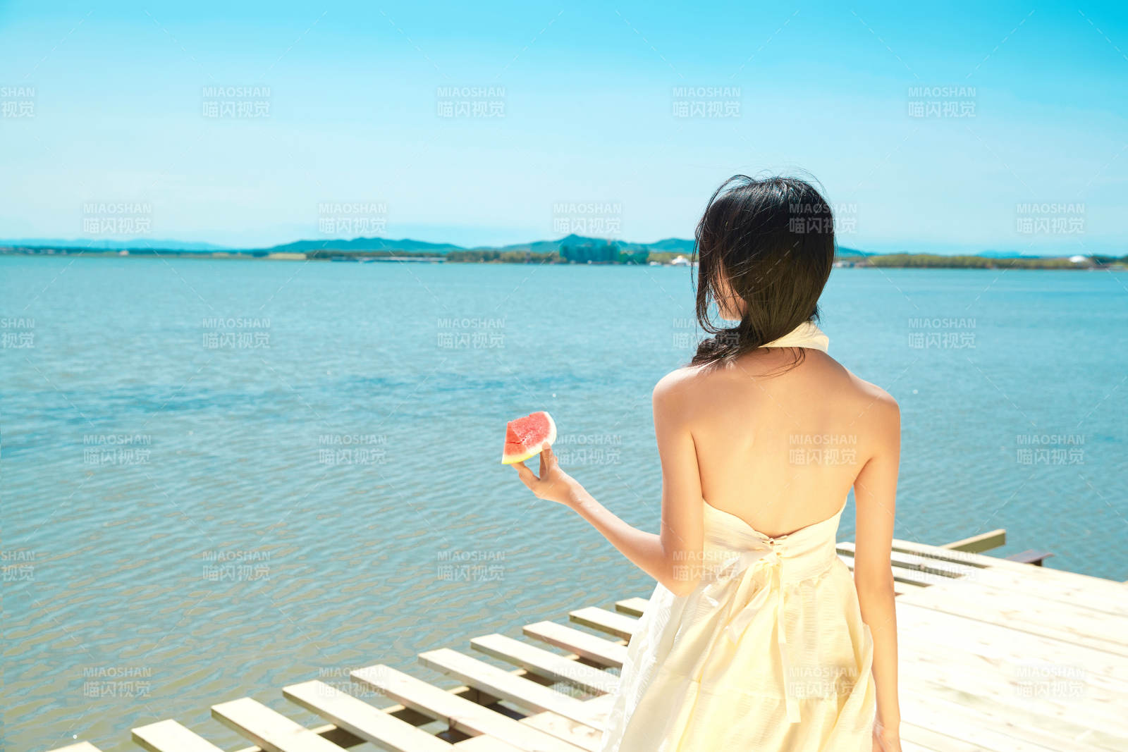 夏日戶外湖邊彩色公路上玩耍吃西瓜的少女