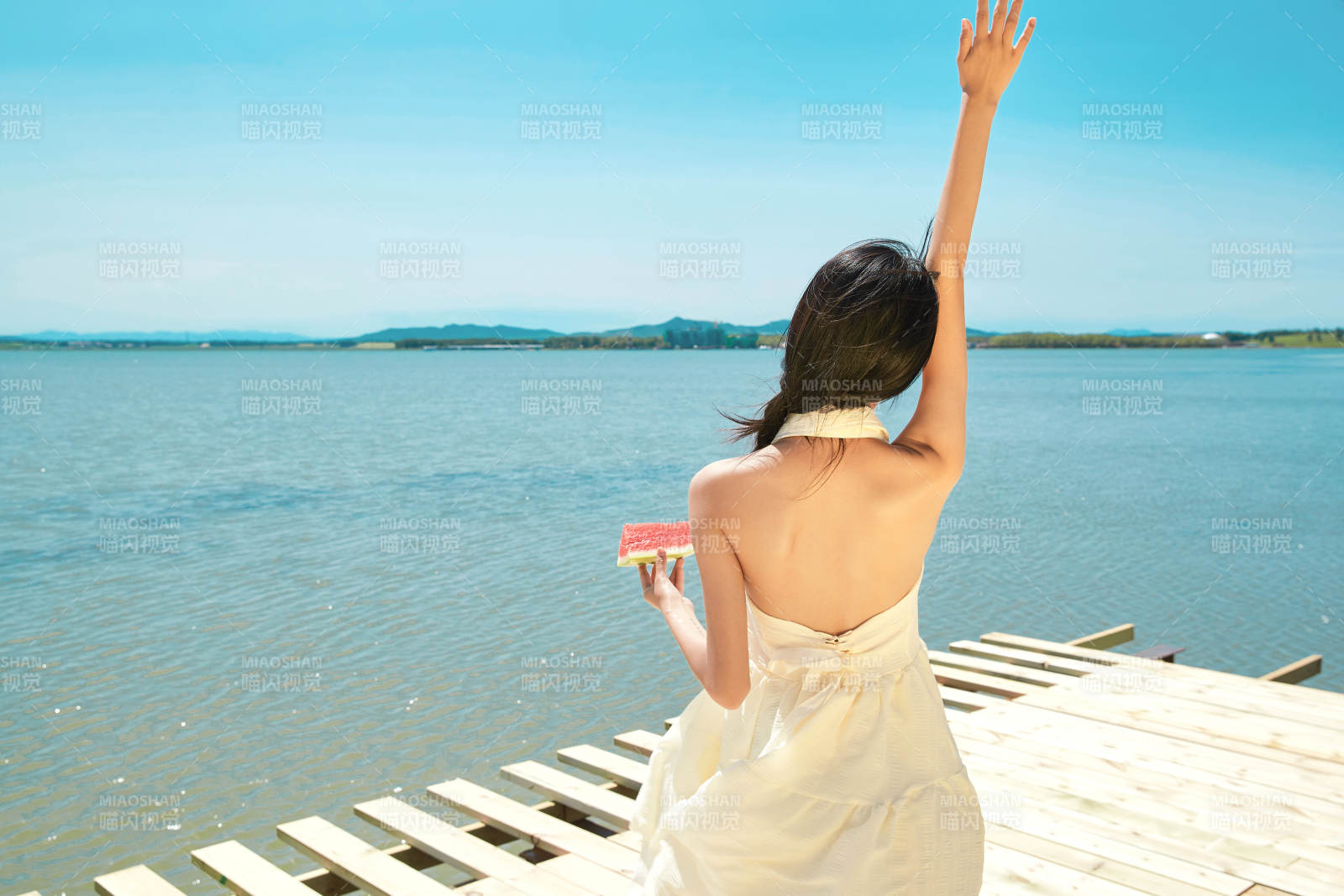 夏日戶外湖邊彩色公路上玩耍吃西瓜的少女