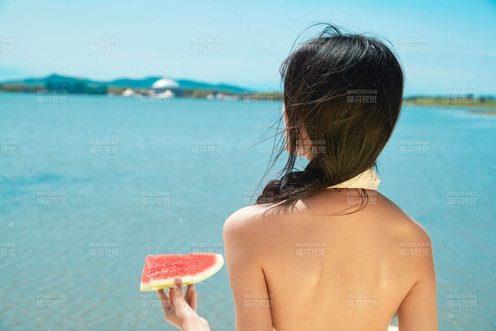 夏日戶外湖邊彩色公路上玩耍吃西瓜的少女