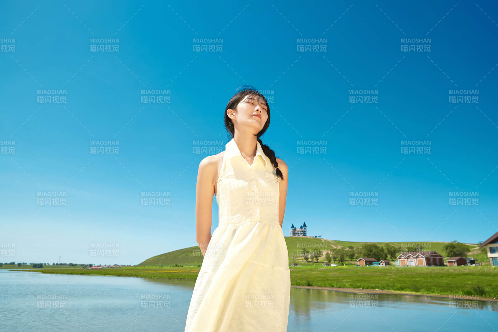 夏日戶外湖邊彩色公路上玩耍吃西瓜的少女