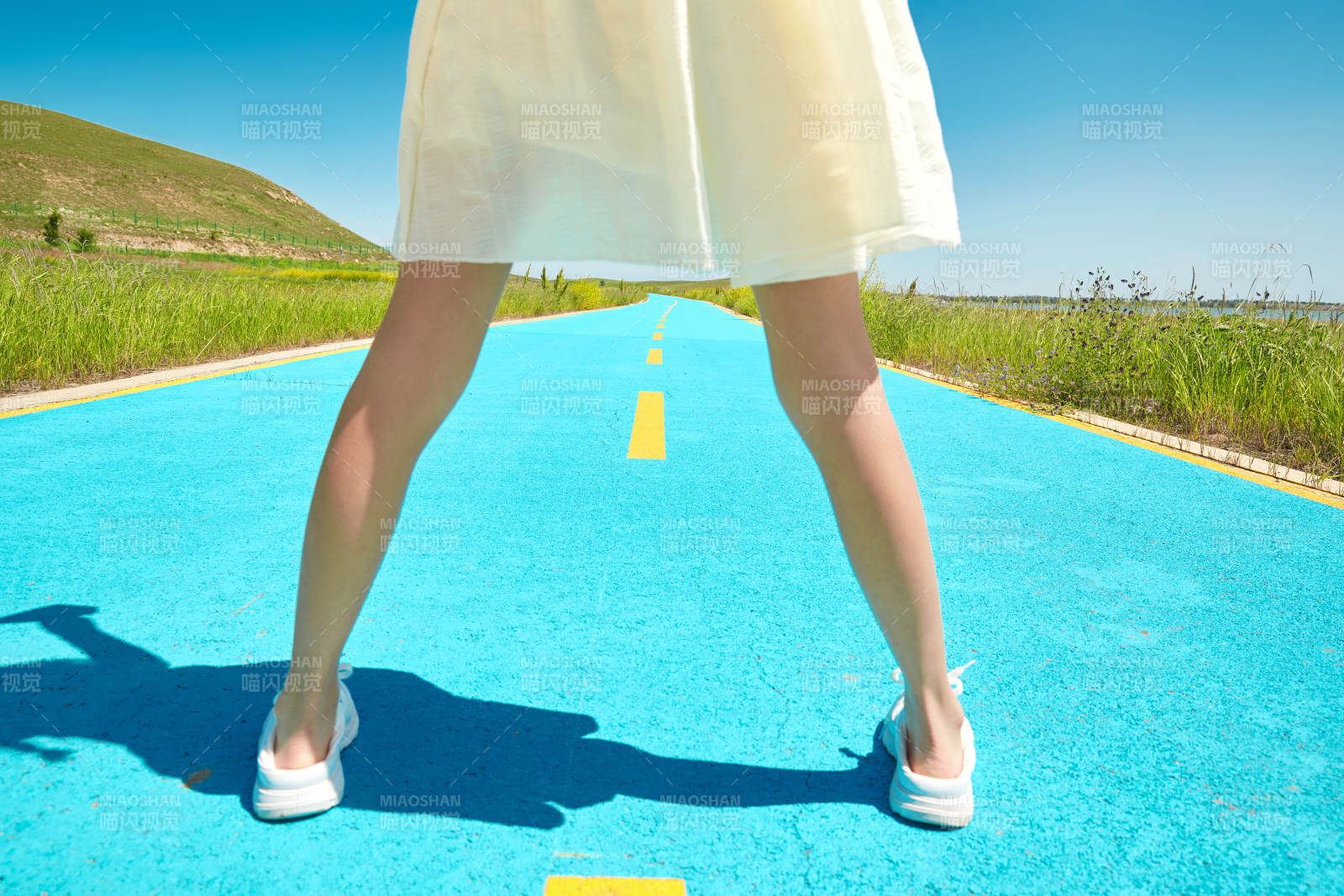 夏日戶外湖邊彩色公路上玩耍吃西瓜的少女