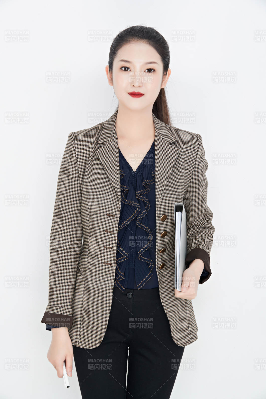 白色背景下的美麗商務女性肖像