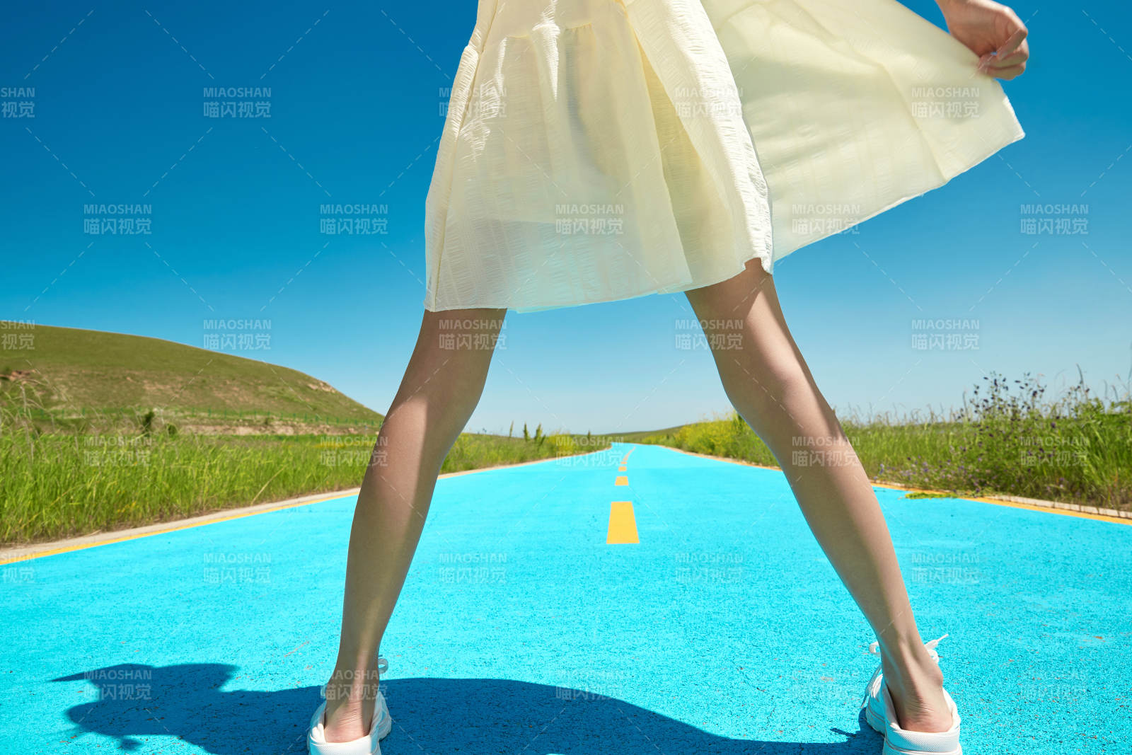 夏日戶外湖邊彩色公路上玩耍吃西瓜的少女