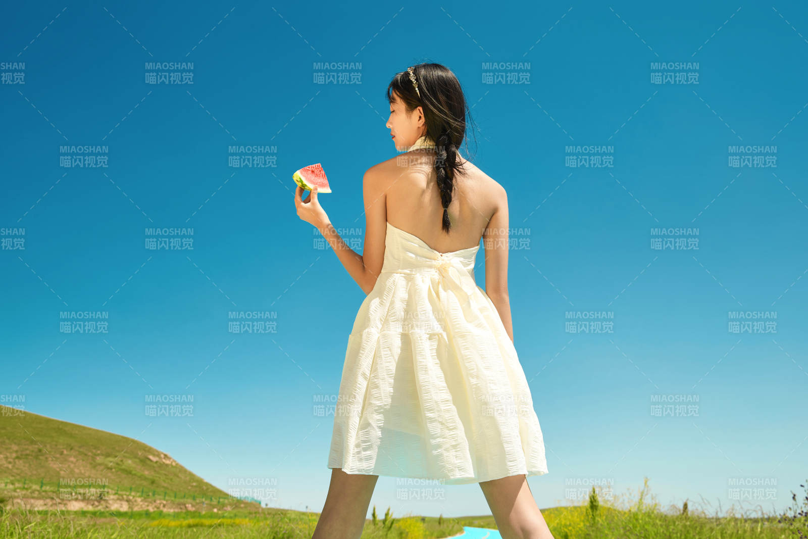 夏日戶外湖邊彩色公路上玩耍吃西瓜的少女