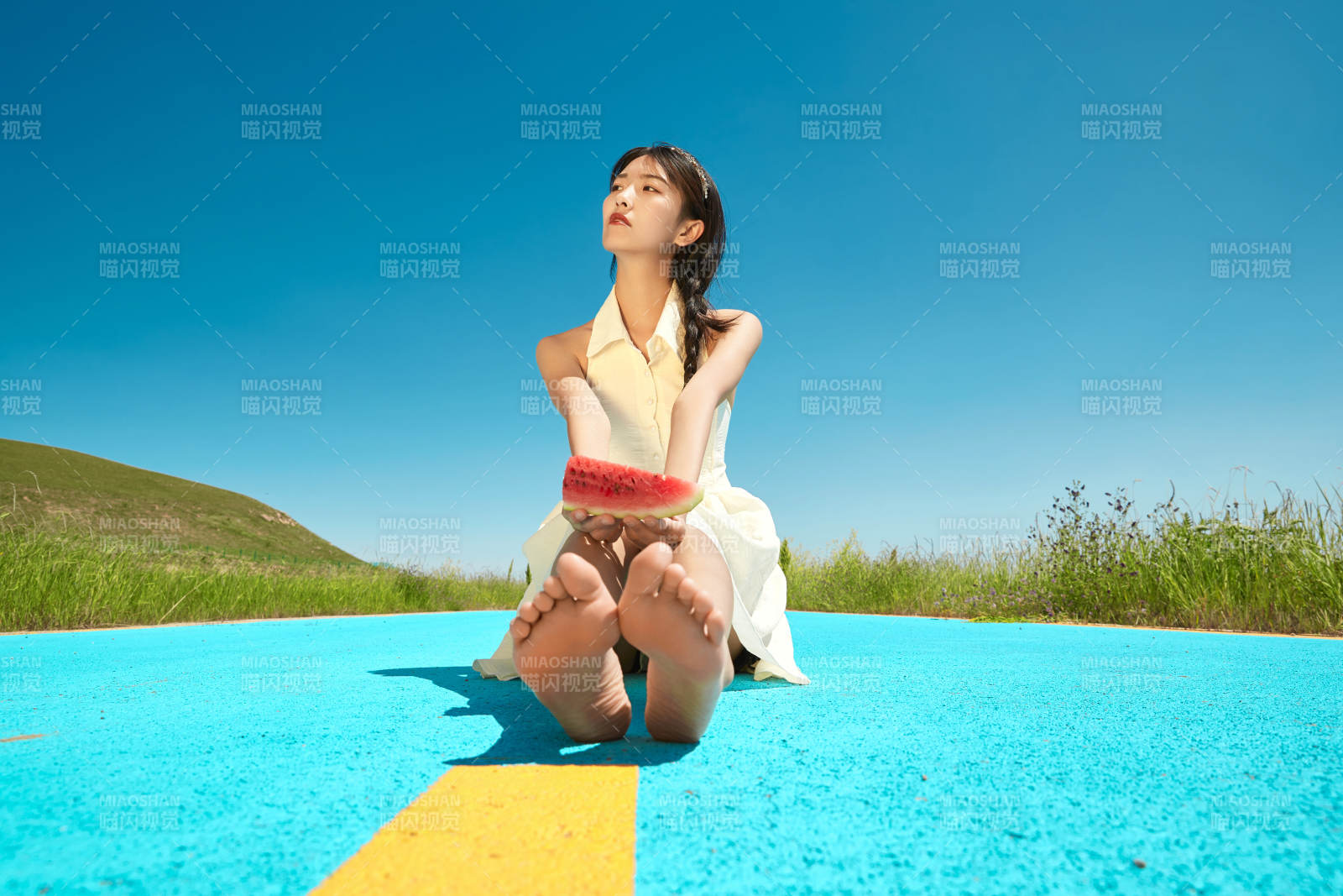 夏日戶外湖邊彩色公路上玩耍吃西瓜的少女