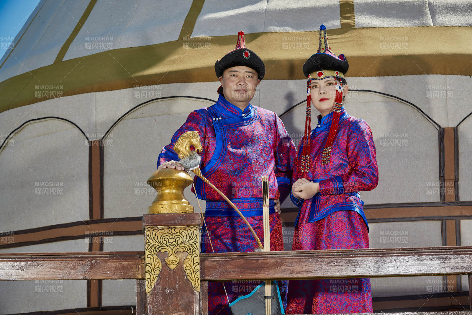 草原上蒙古包前穿蒙古族傳統服飾的年輕夫妻