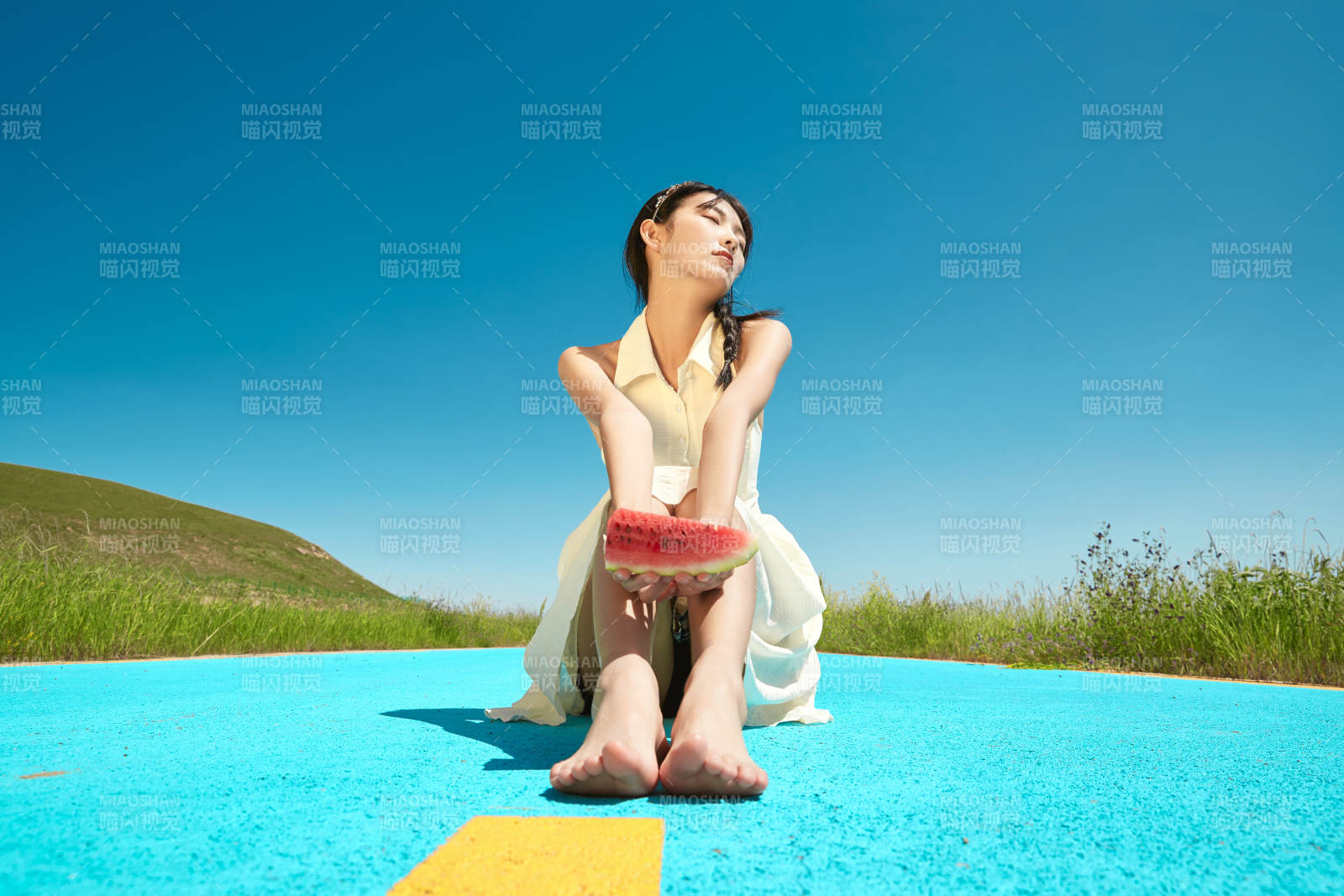 夏日戶外湖邊彩色公路上玩耍吃西瓜的少女