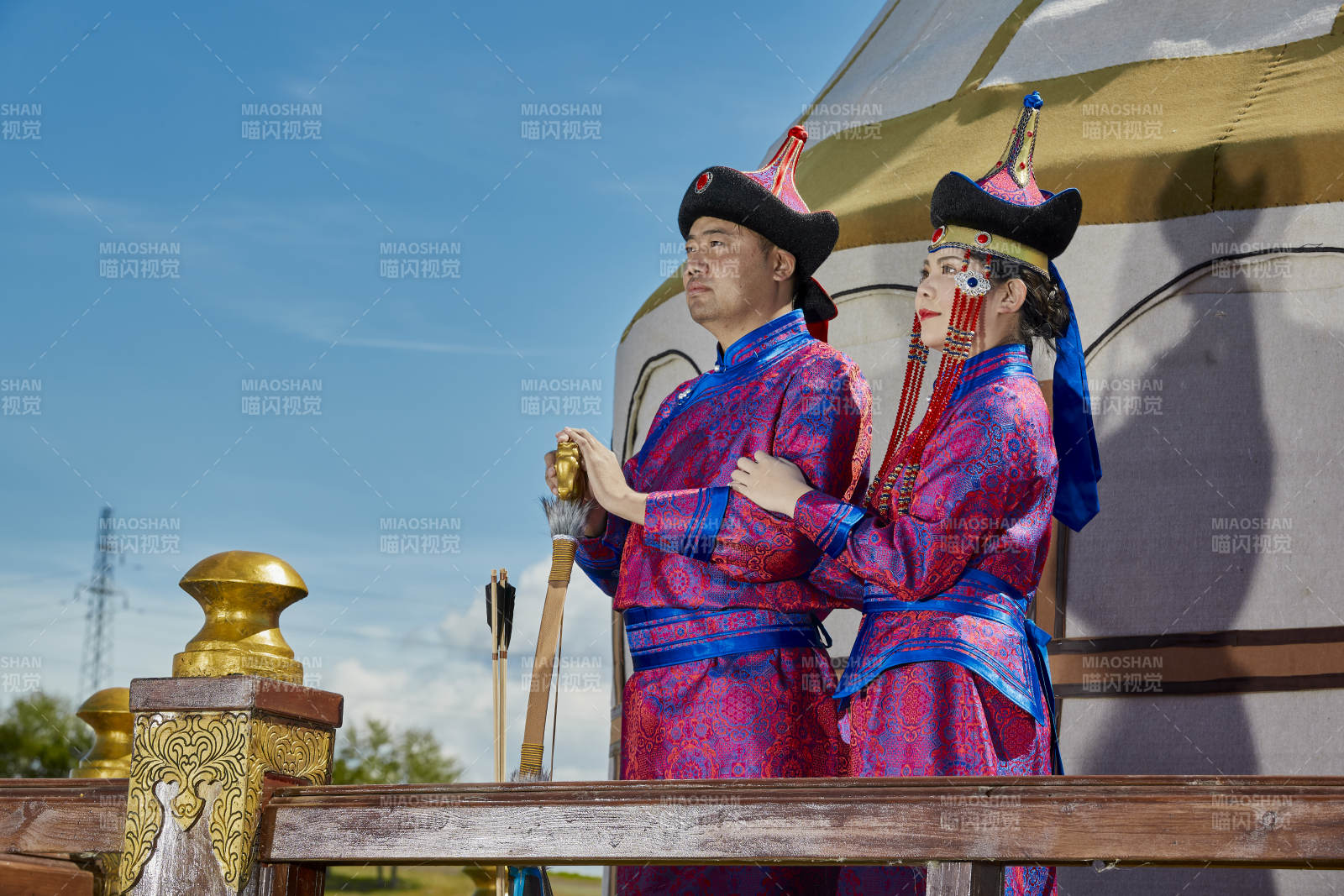 草原上蒙古包前穿蒙古族傳統服飾的年輕夫妻