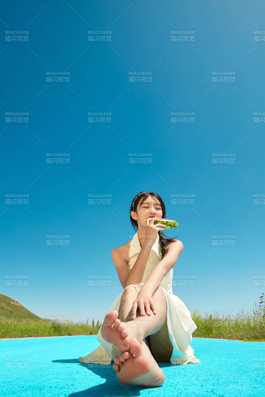 夏日戶外湖邊彩色公路上玩耍吃西瓜的少女