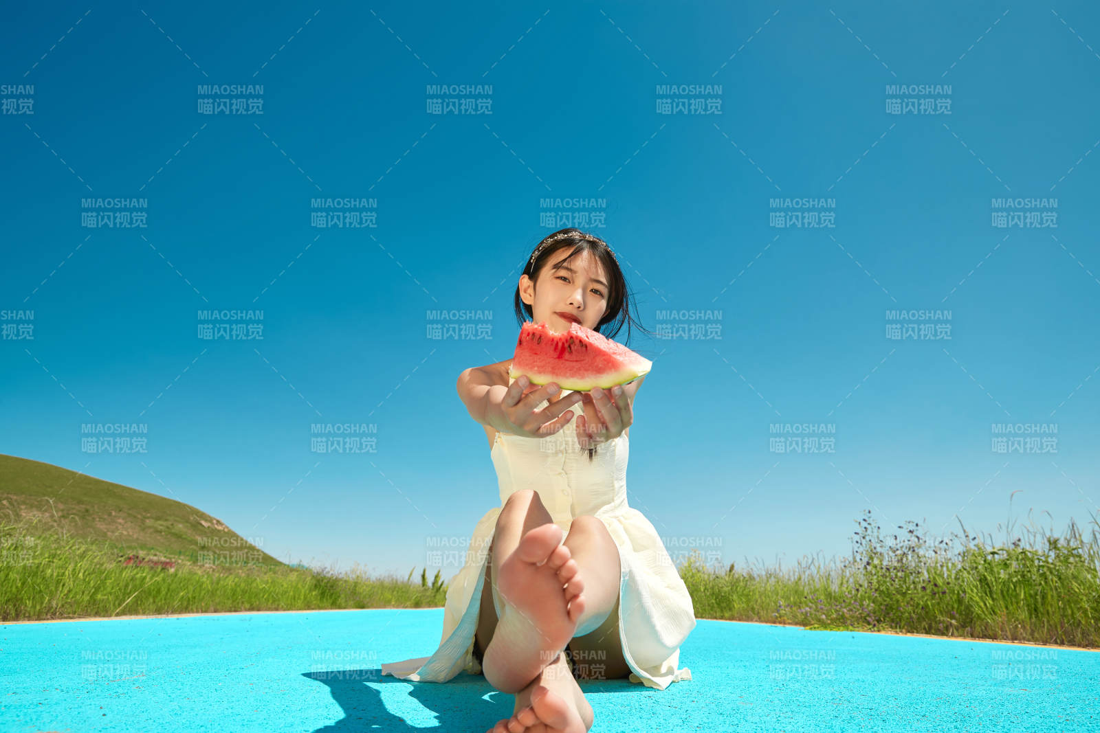 夏日戶外湖邊彩色公路上玩耍吃西瓜的少女