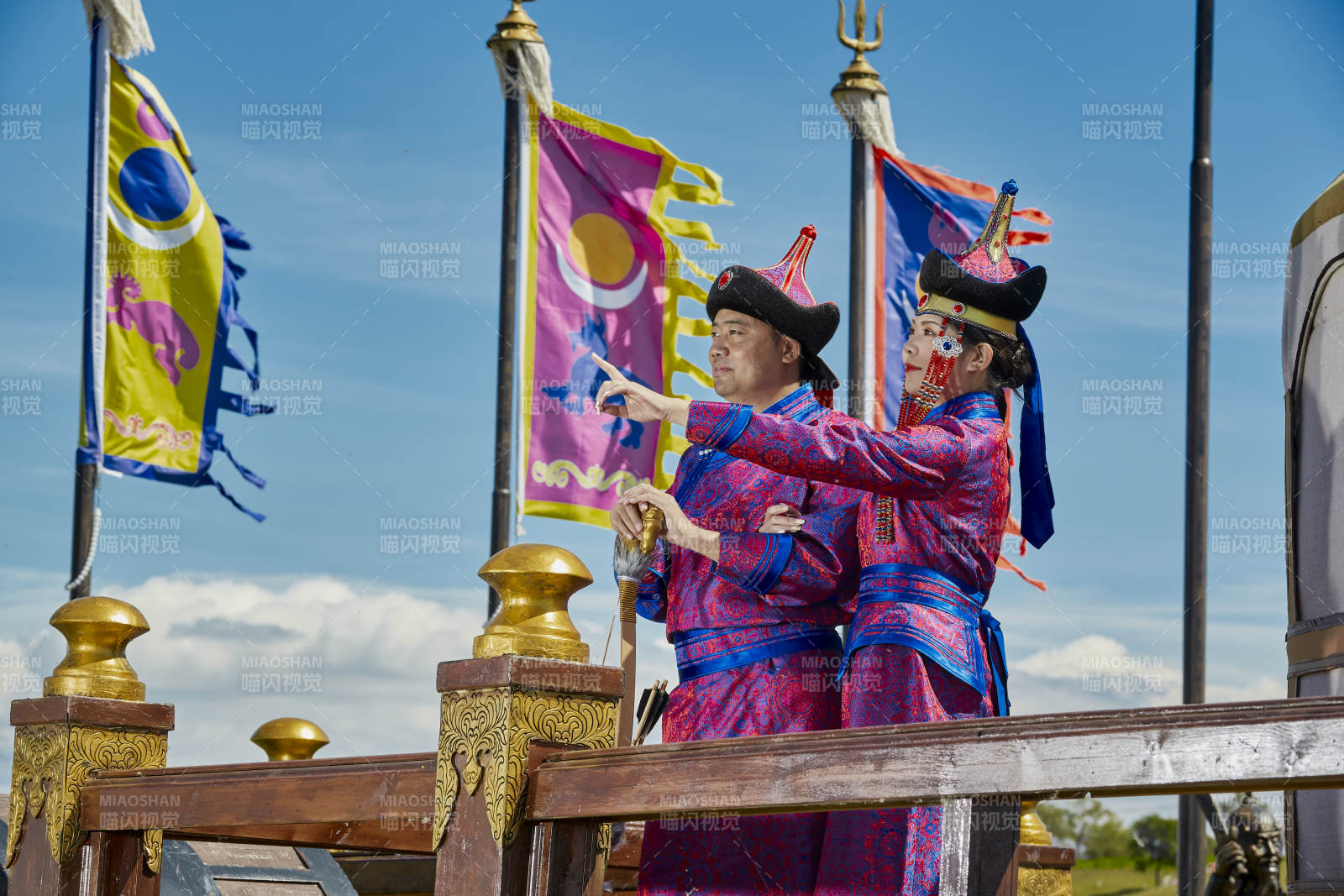 草原上蒙古包前穿蒙古族傳統(tǒng)服飾的年輕夫妻