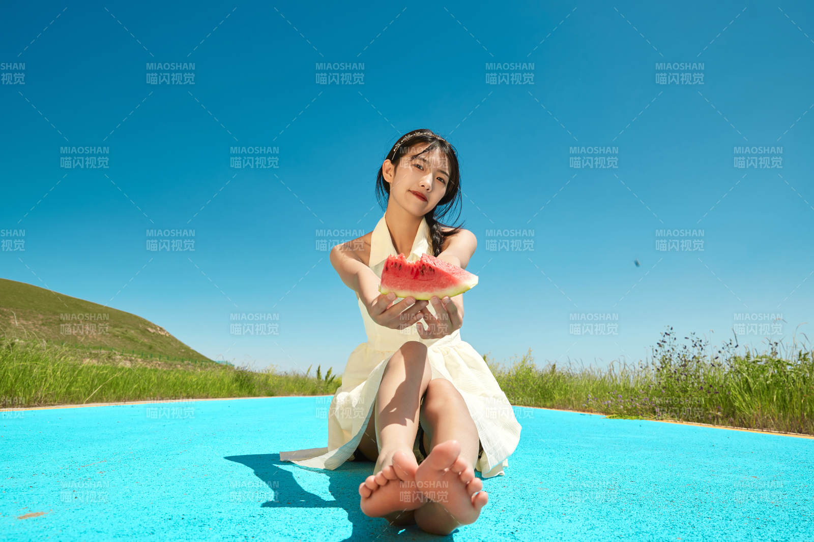 夏日戶外湖邊彩色公路上玩耍吃西瓜的少女