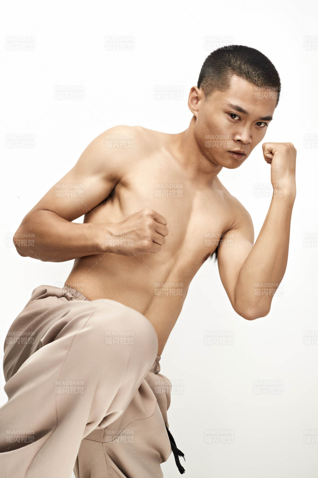 白色背景下演示自由搏擊動作的亞洲功夫男性