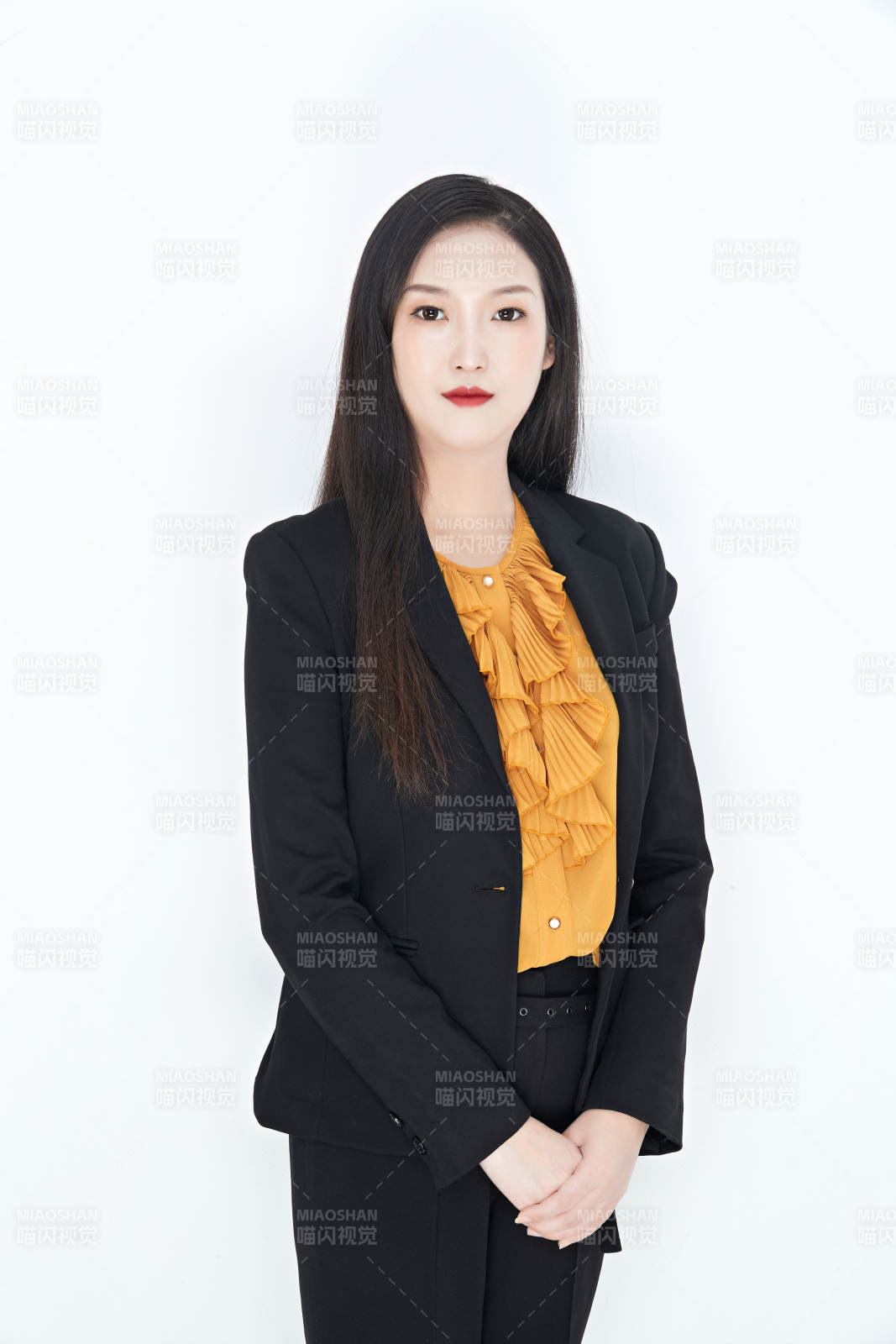 白色背景下的美麗商務女性肖像