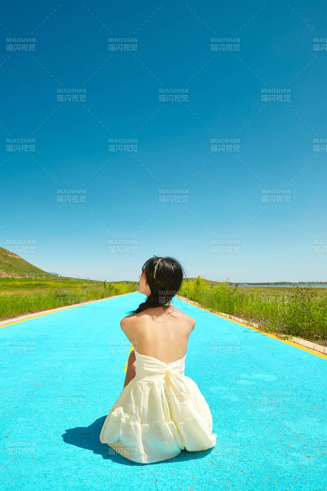 夏日戶外湖邊彩色公路上玩耍吃西瓜的少女