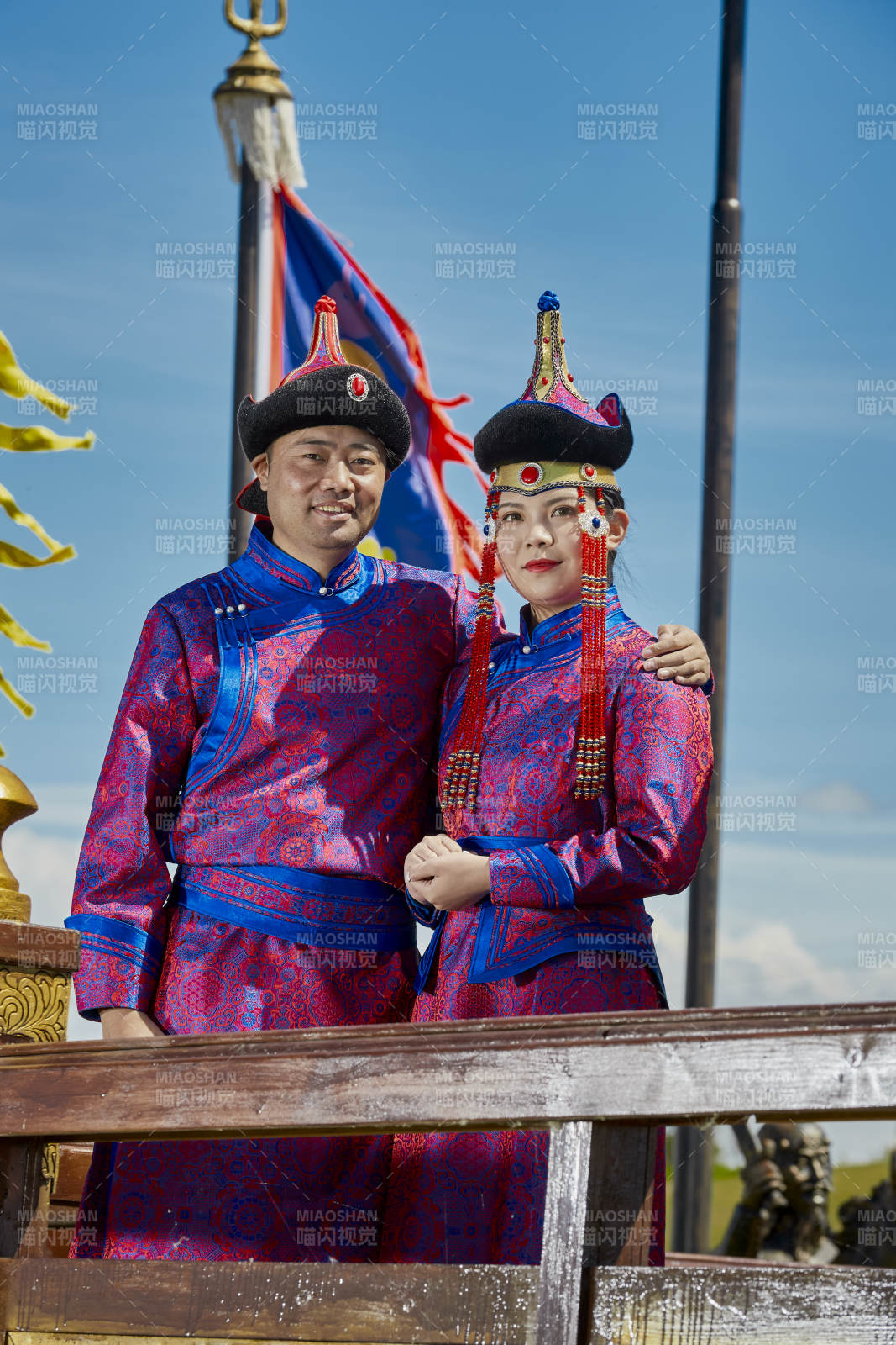 草原上蒙古包前穿蒙古族傳統服飾的年輕夫妻