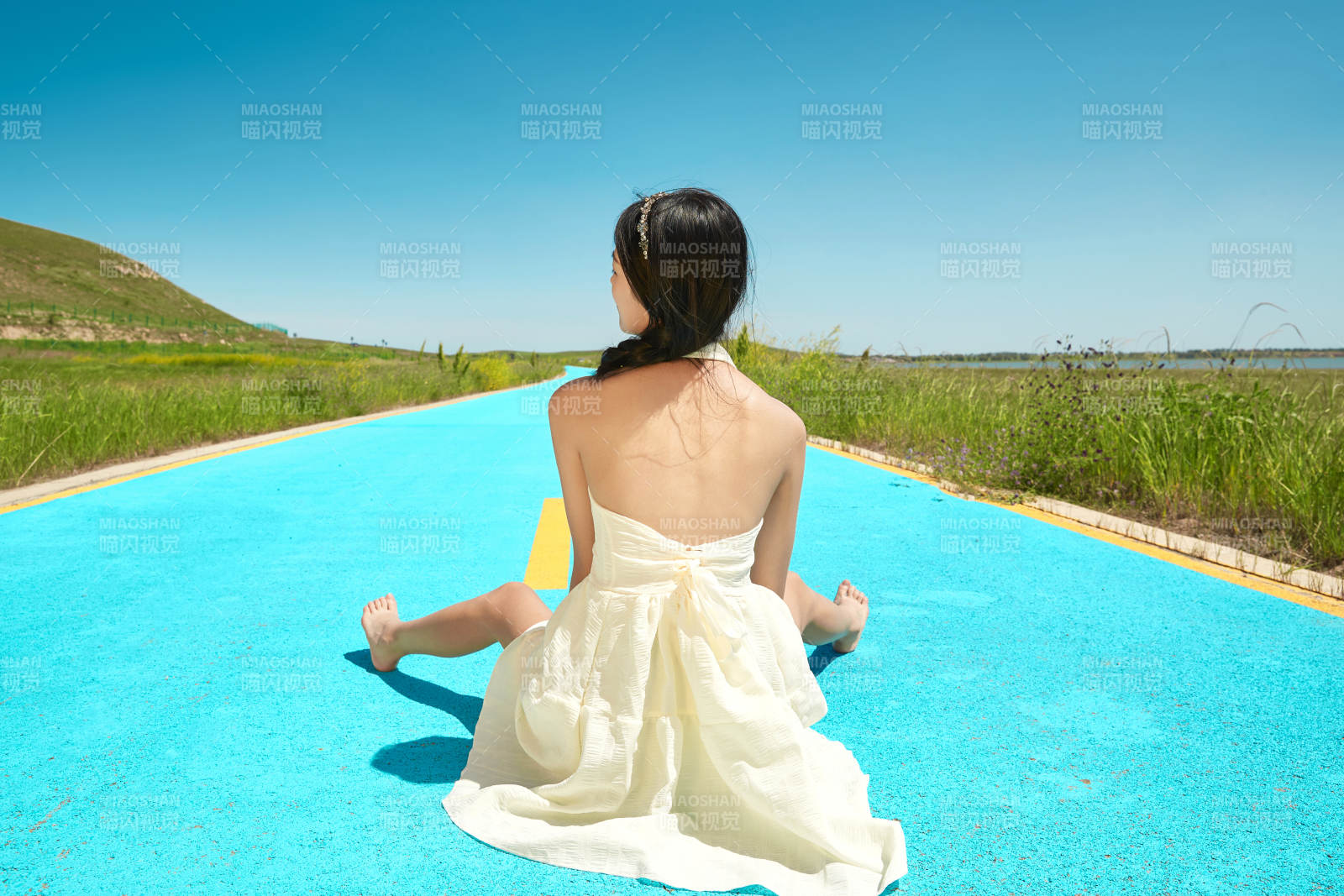 夏日戶外湖邊彩色公路上玩耍吃西瓜的少女