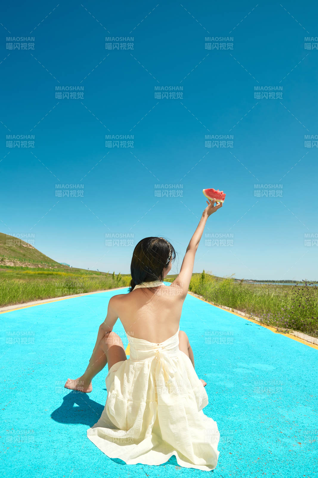 夏日戶外湖邊彩色公路上玩耍吃西瓜的少女