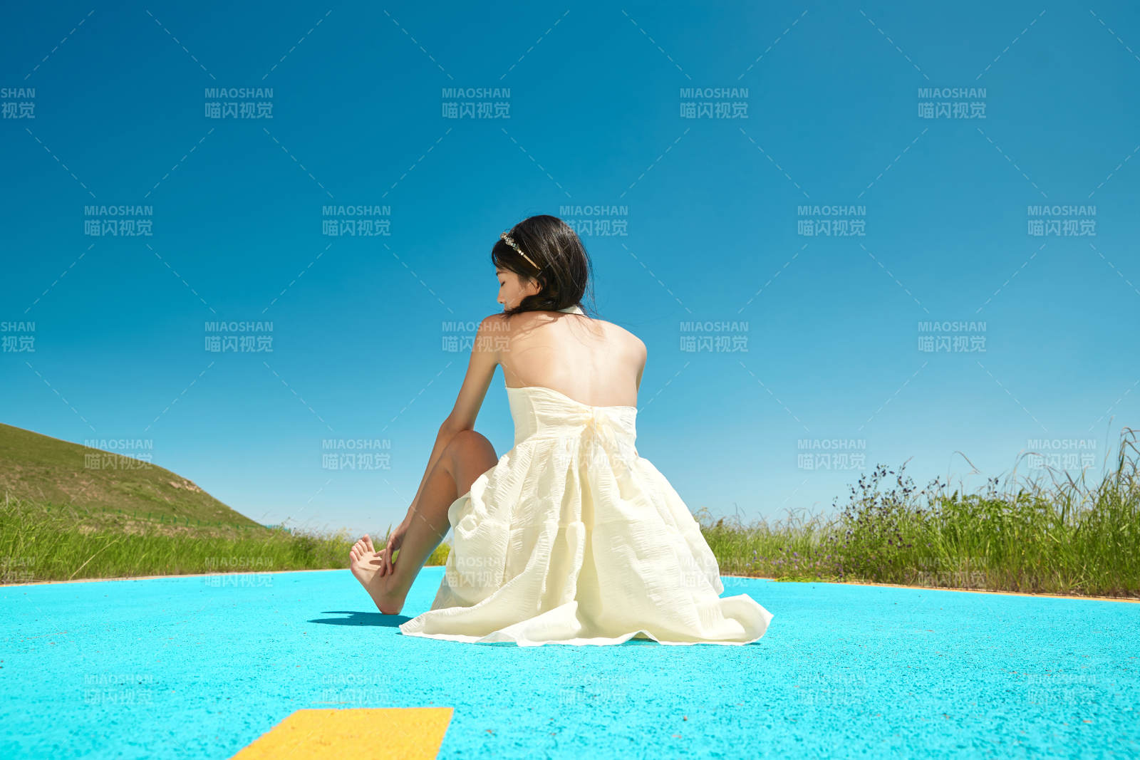 夏日戶外湖邊彩色公路上玩耍吃西瓜的少女