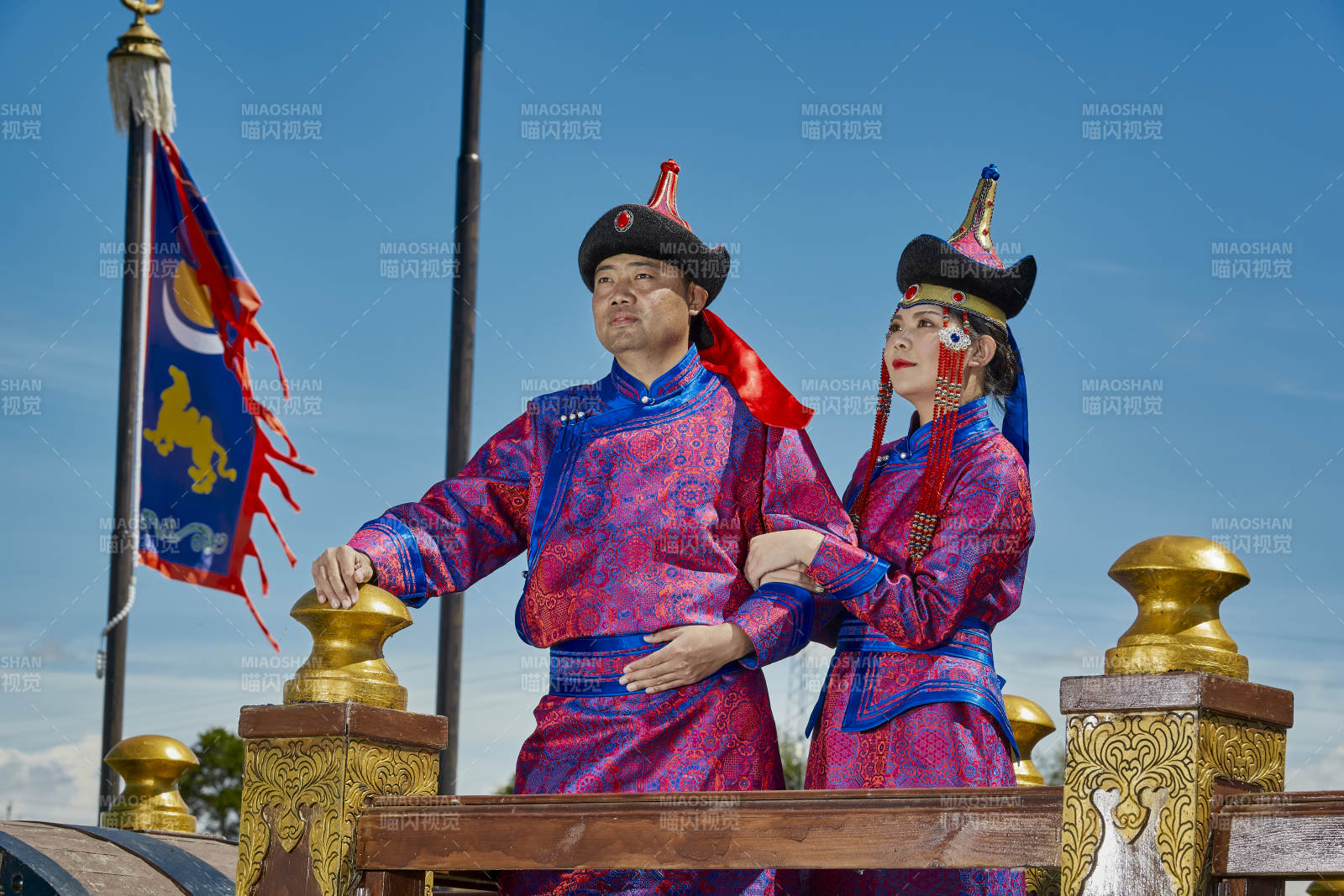 草原上蒙古包前穿蒙古族傳統服飾的年輕夫妻