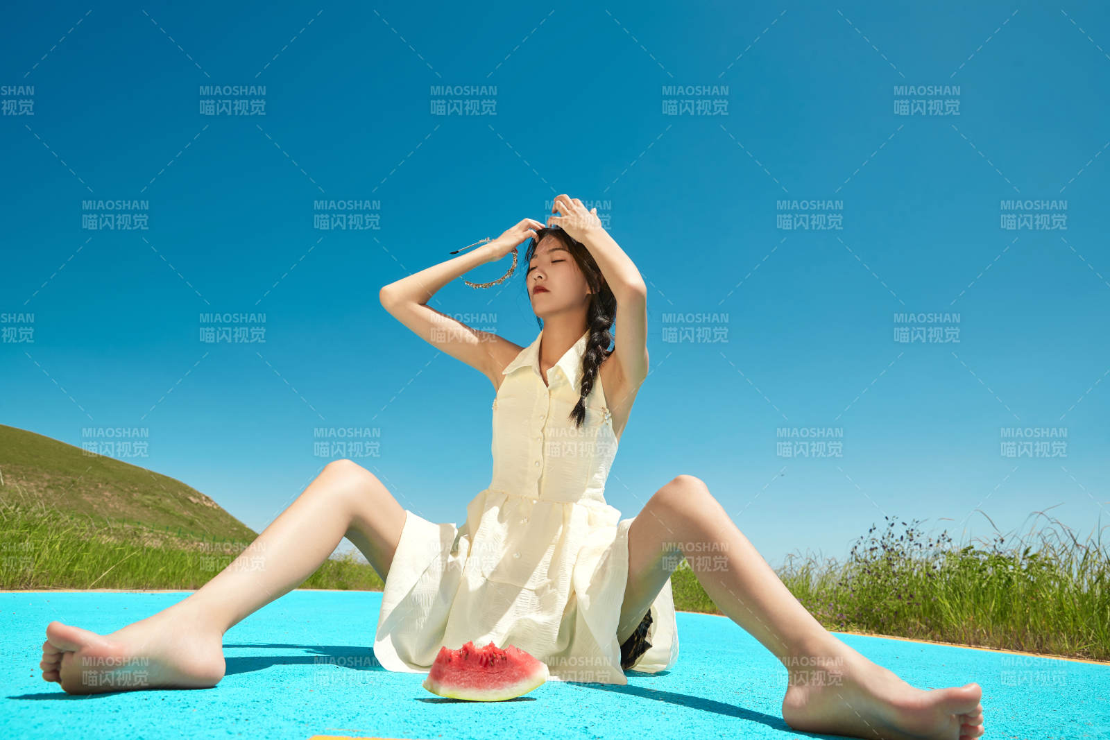 夏日戶外湖邊彩色公路上玩耍吃西瓜的少女