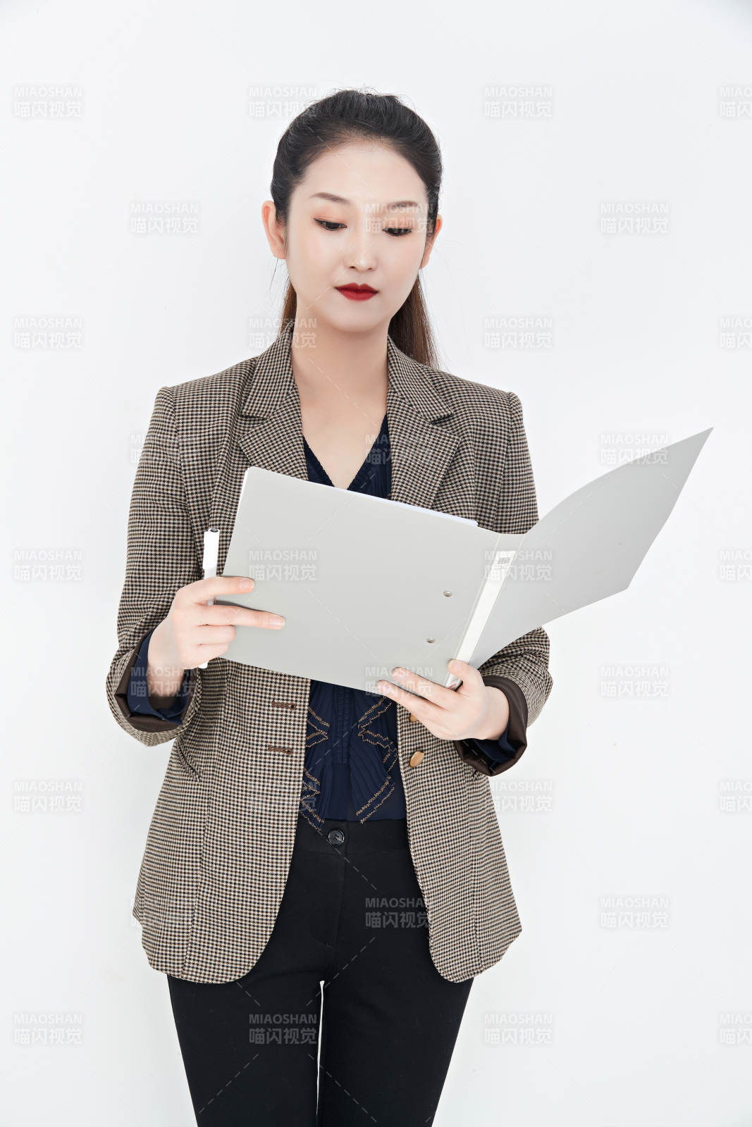 白色背景下的美麗商務(wù)女性肖像