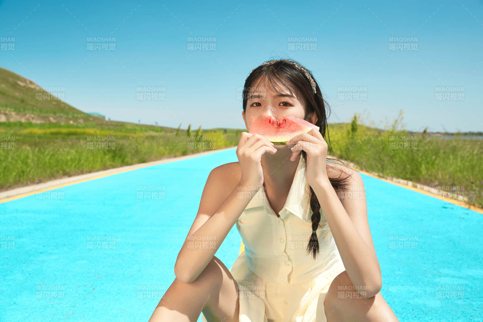 夏日戶外湖邊彩色公路上玩耍吃西瓜的少女