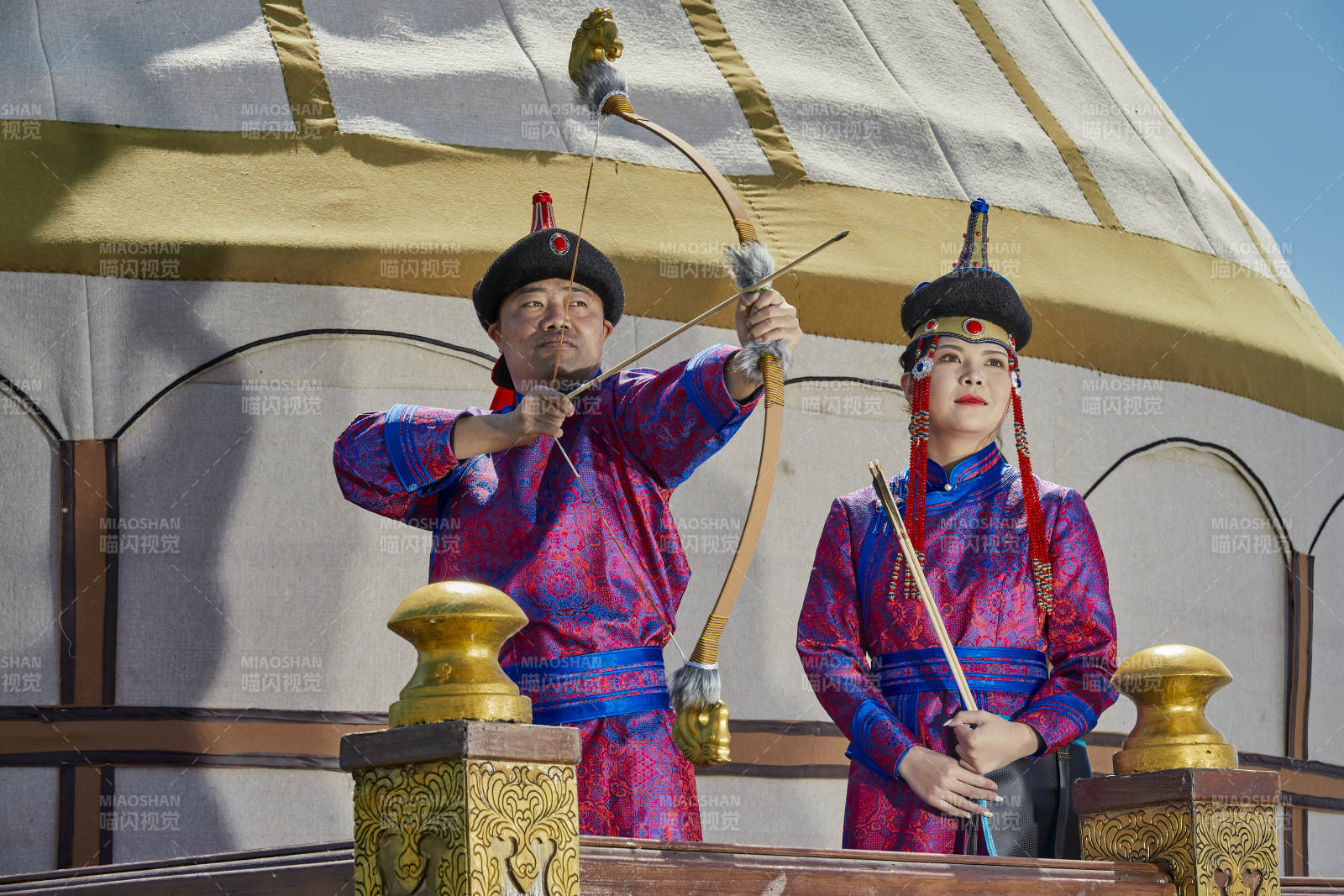 草原上蒙古包前穿蒙古族傳統(tǒng)服飾的年輕夫妻